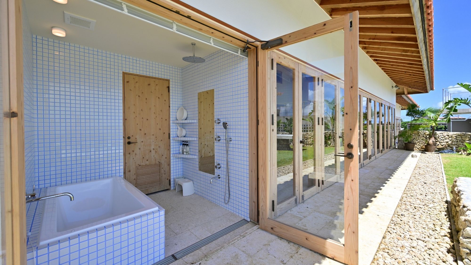 広々としたバスルーム。開放的でリラックスできる空間です。