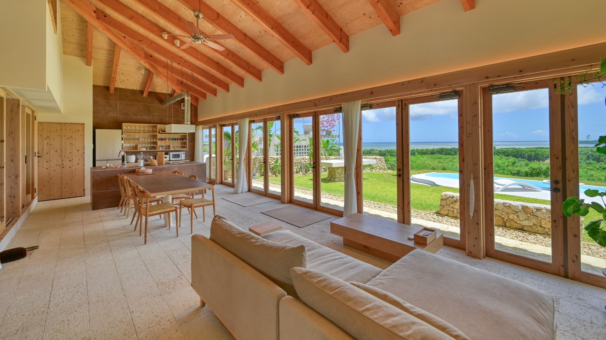 広がる窓と緑の景色。開放的な空間が魅力です。