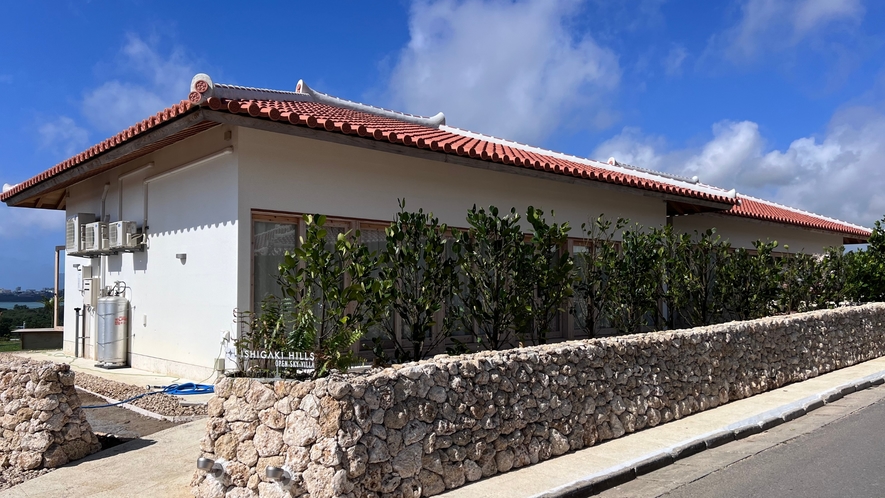 伝統的な赤瓦の沖縄の家屋