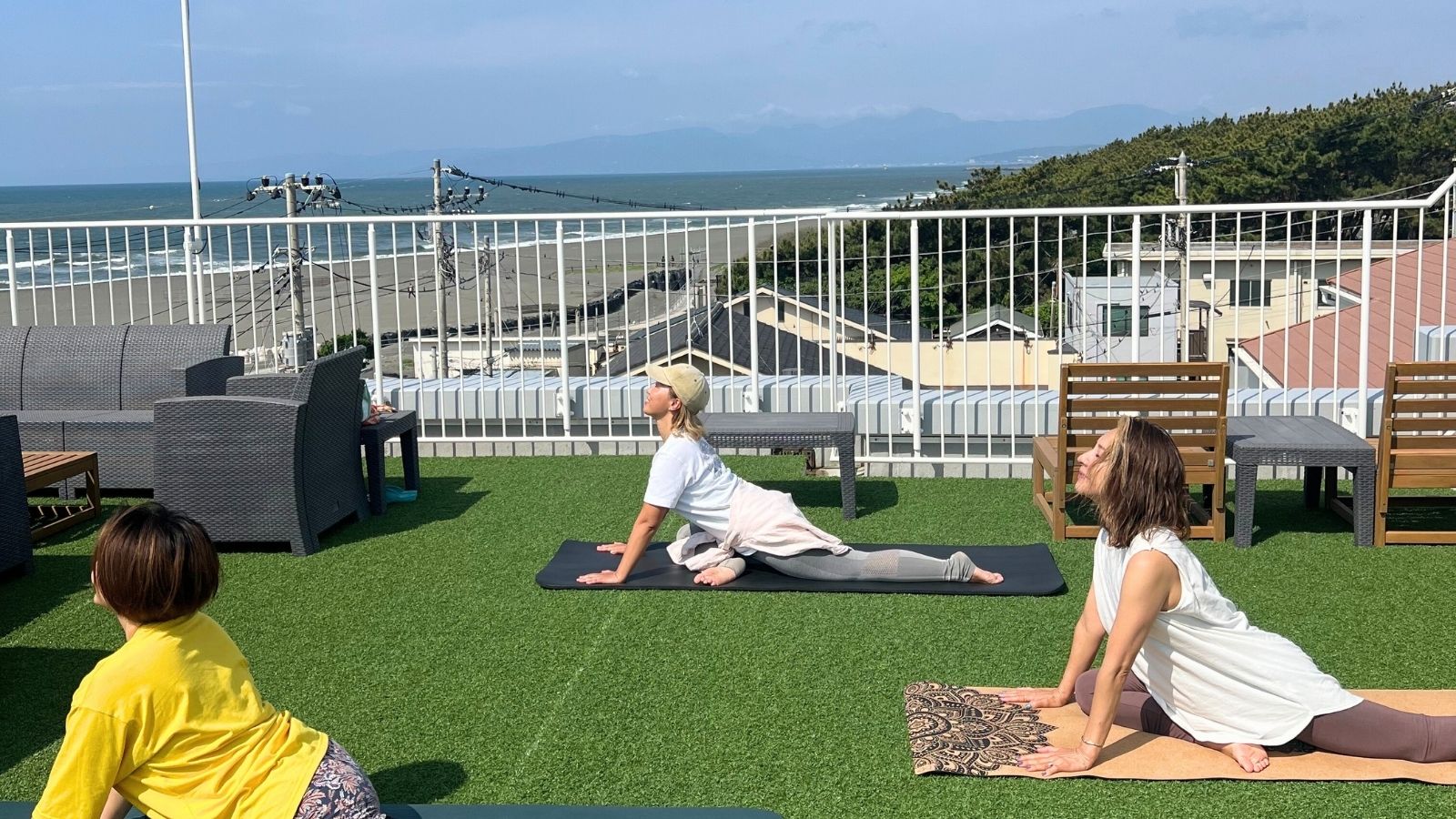 青空の下でルーフトップヨガも！