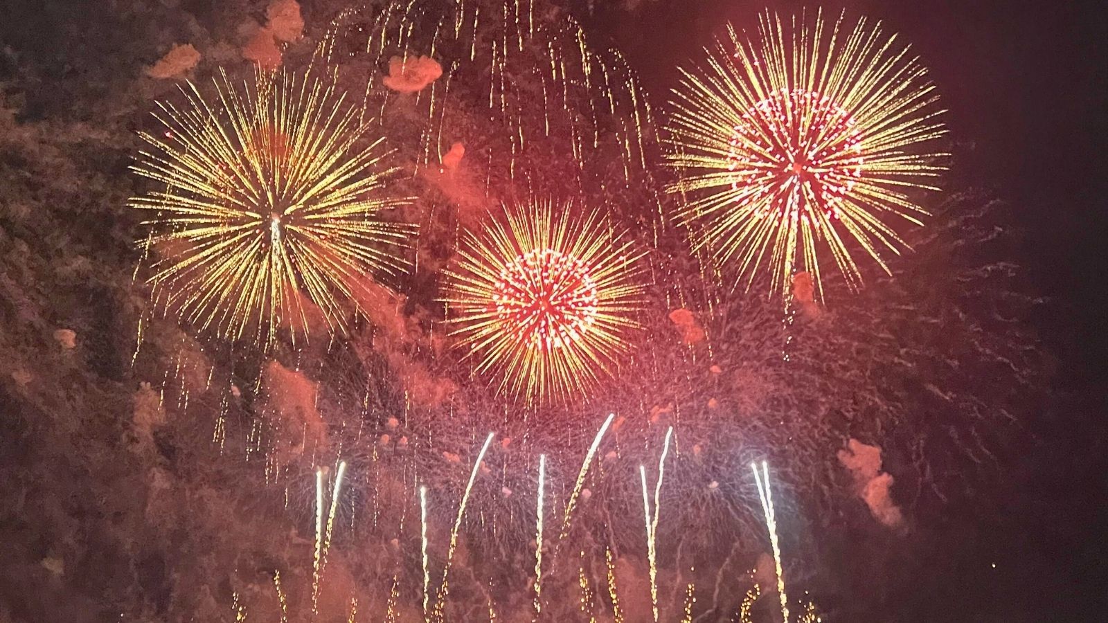 視界いっぱいに広がる打ち上げ花火を屋上で