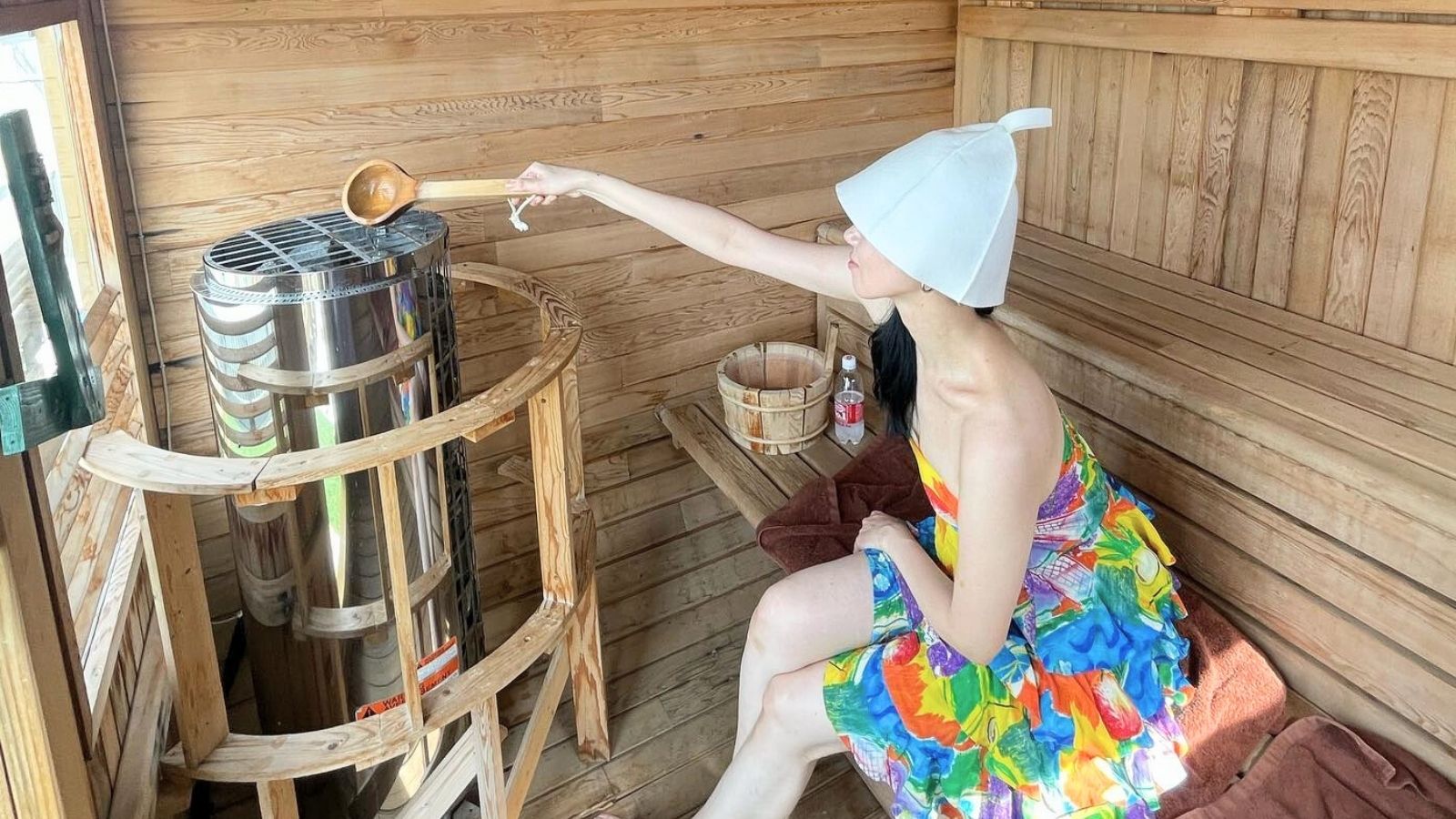 サウナストーンに水をかけてロウリュを楽しむ