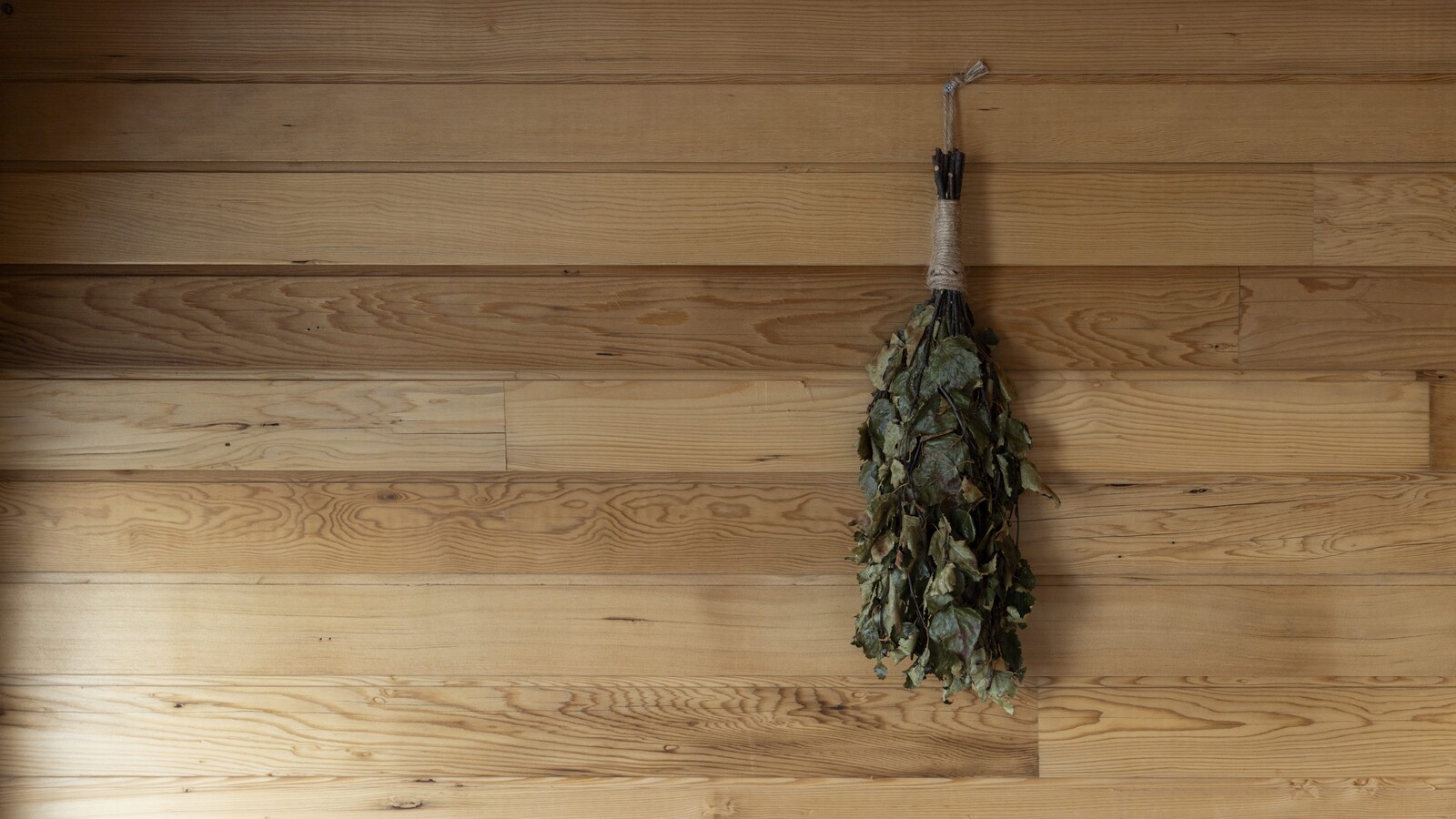 サウナで旅の疲れを癒す