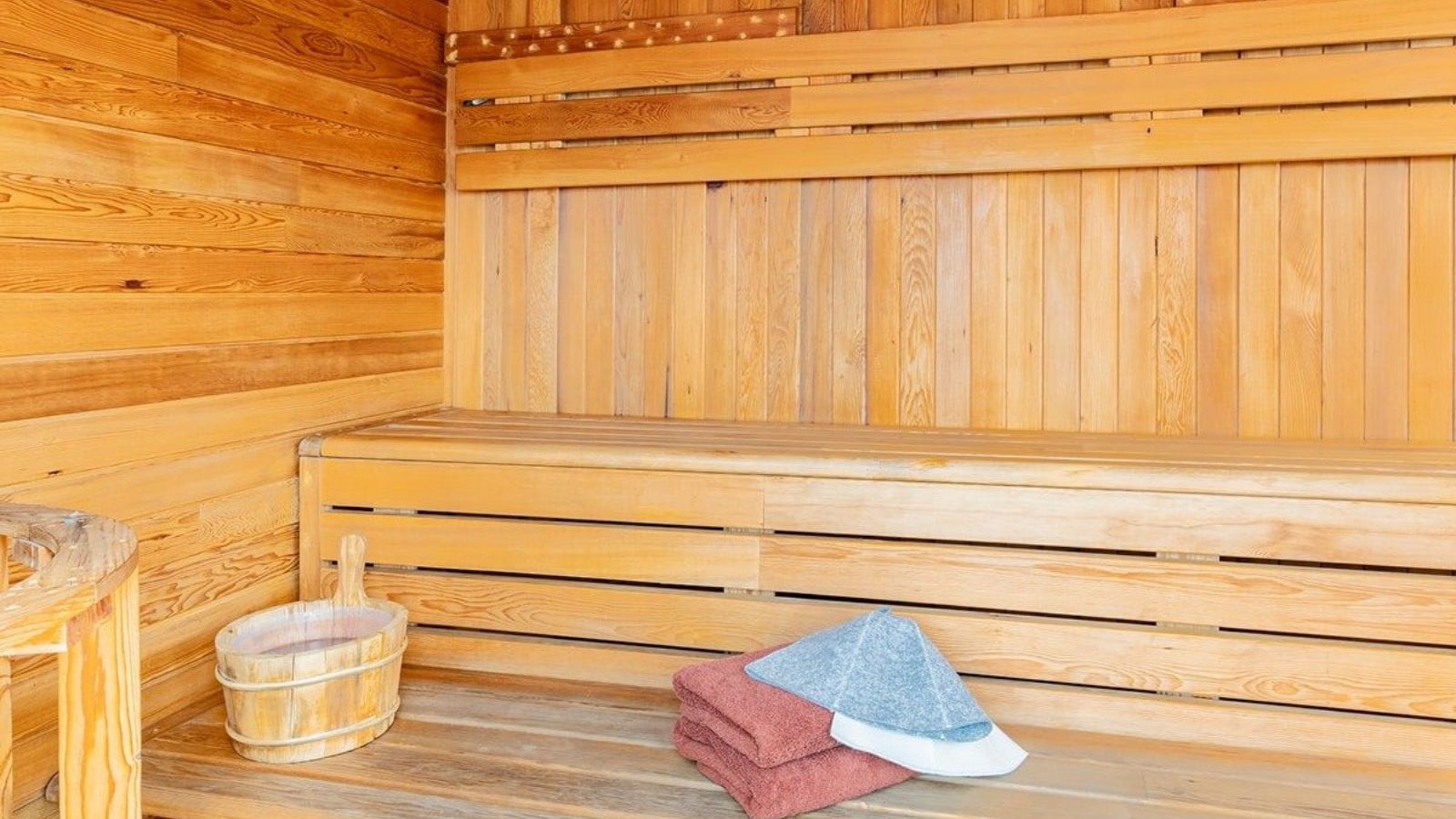 木の香りに包まれる、バレルサウナ時間