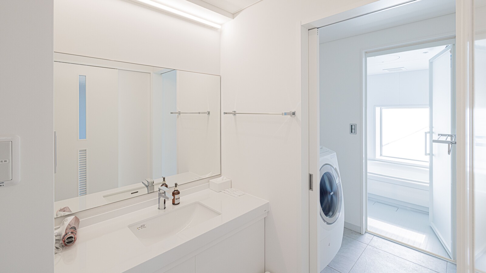 ＜201室　Family＞バスルーム　洗濯乾燥機有