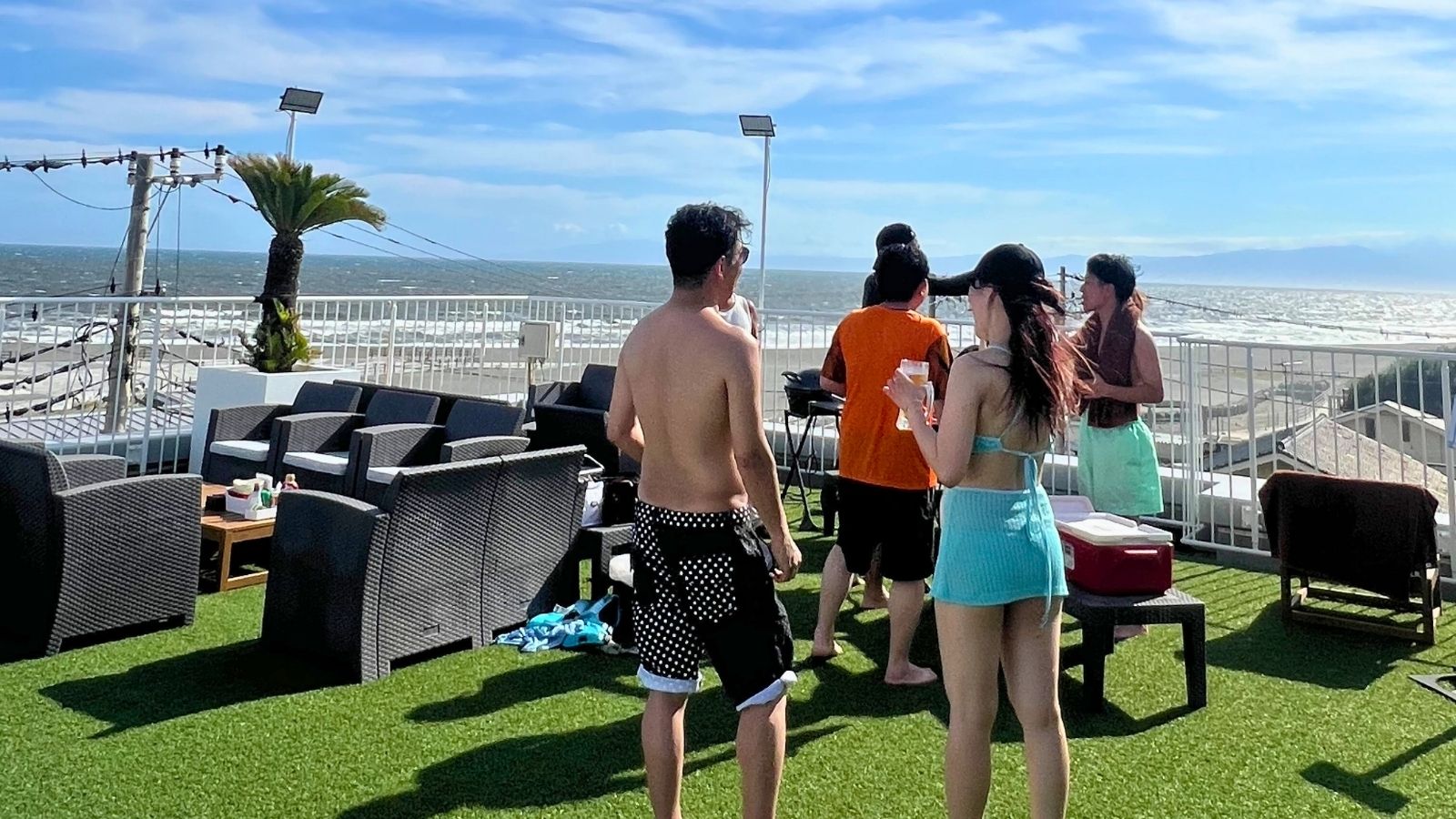 海をバックに飲むビールはひと味違う？！