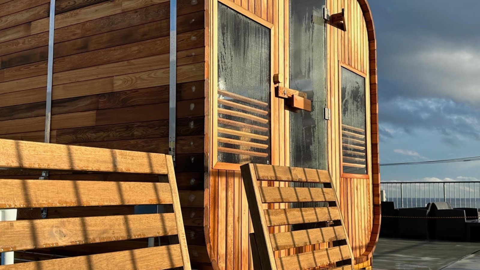 開放感あふれる、屋上バレルサウナ