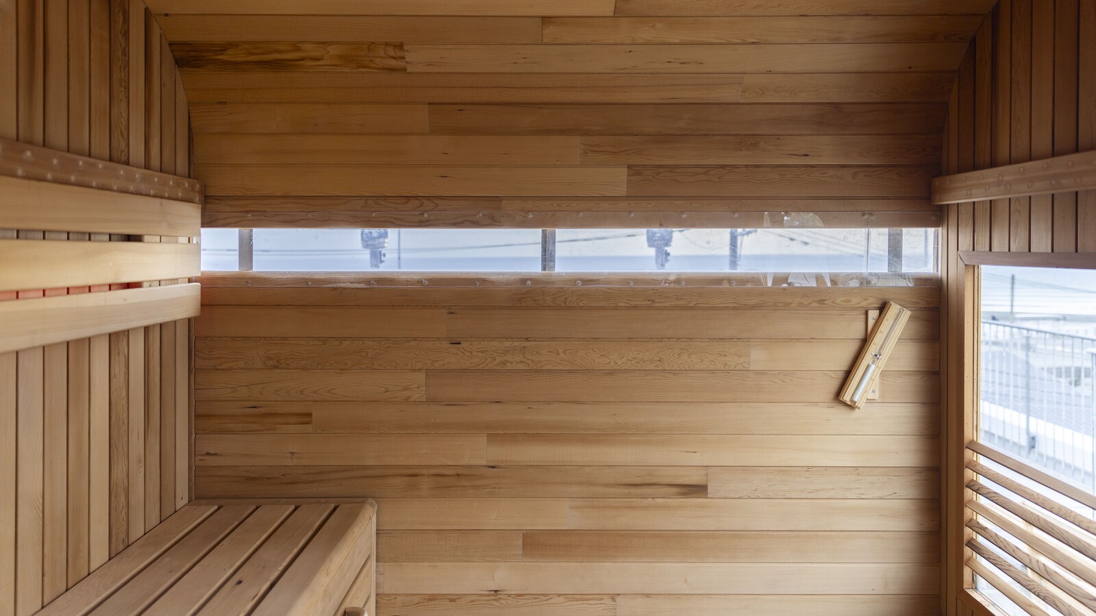 サウナで旅の疲れを癒す