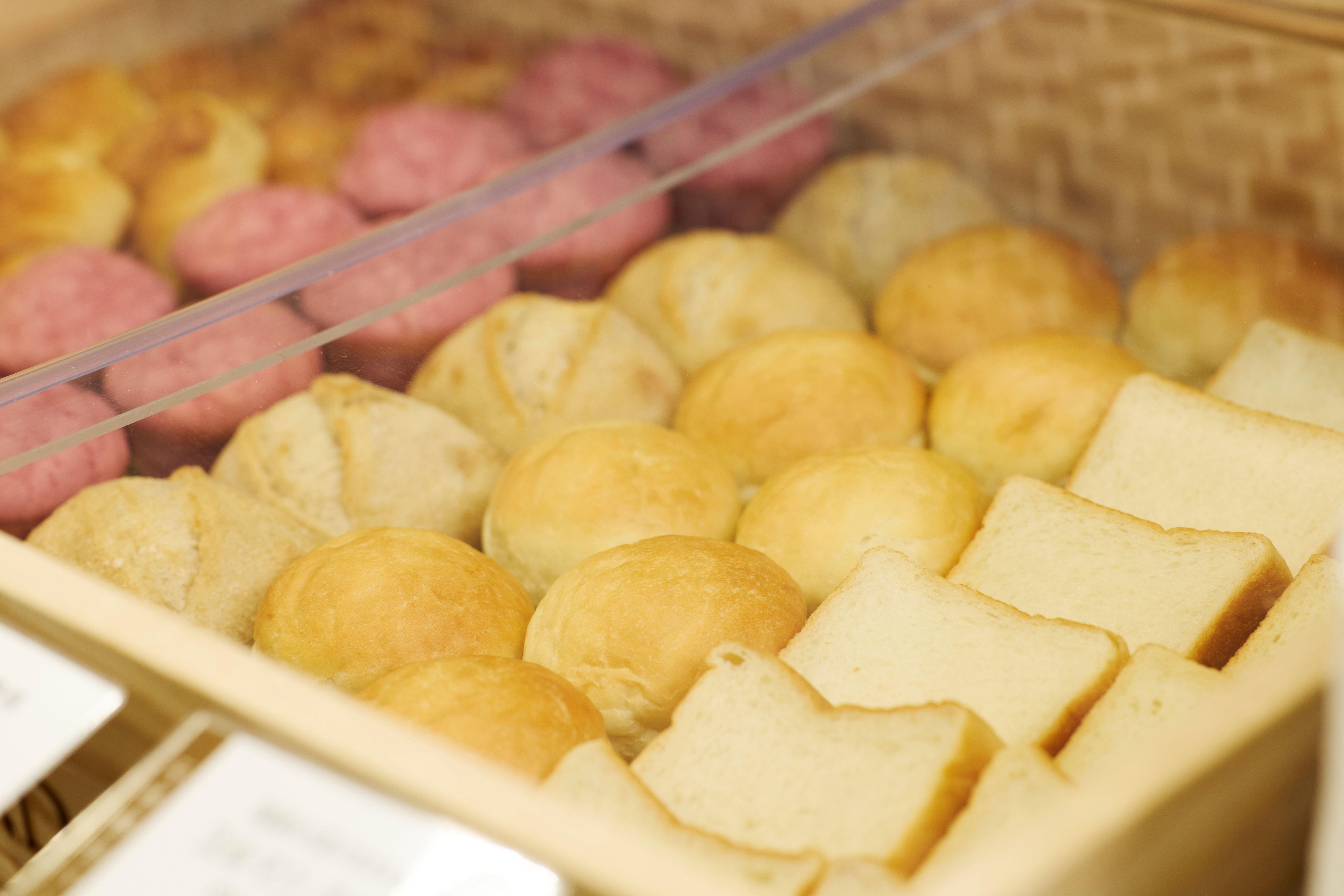 国産小麦100％の酵母パン、常時4種類を提供