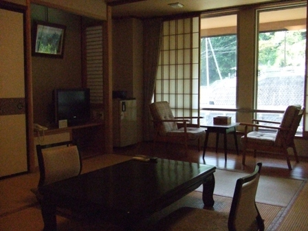 Kamar di pinggir jalan