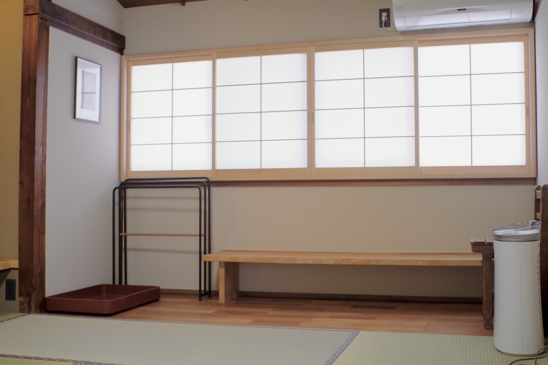2階小客室「武藏」　2畳ほどの板間と文机