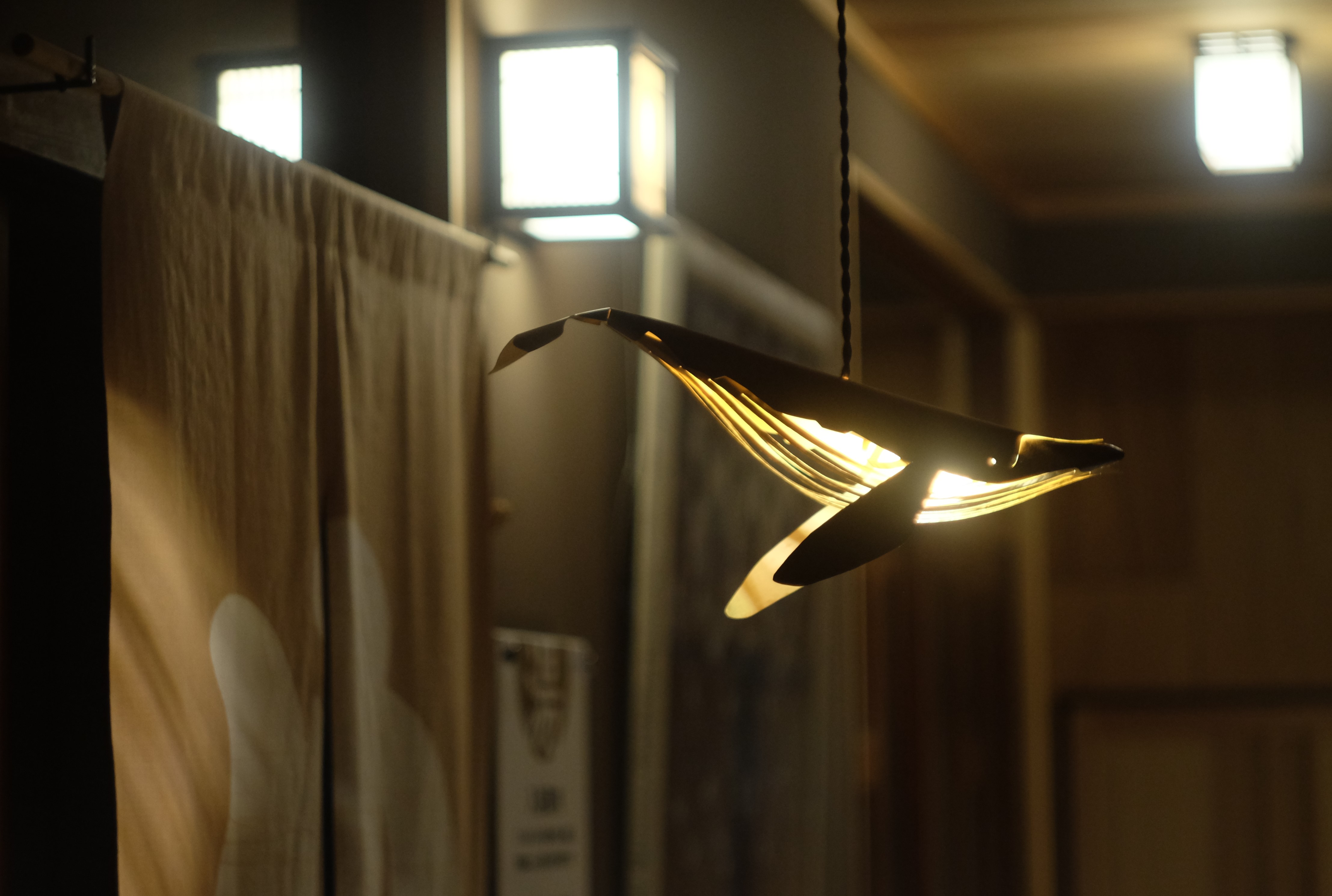 浴場の入口の目印には、真鍮のクジラのランプ