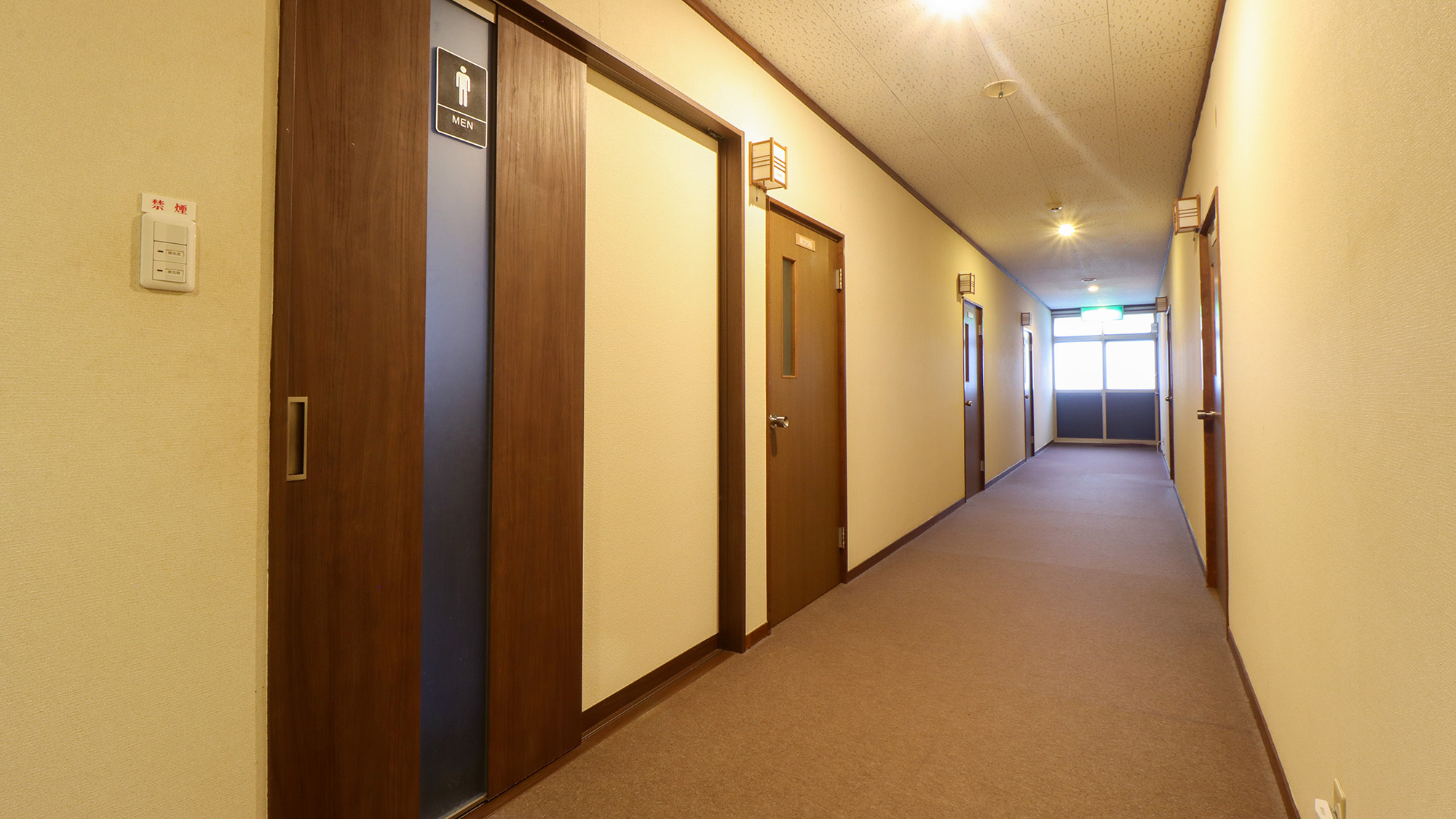 #館内　すっきりとした広めの廊下です。
