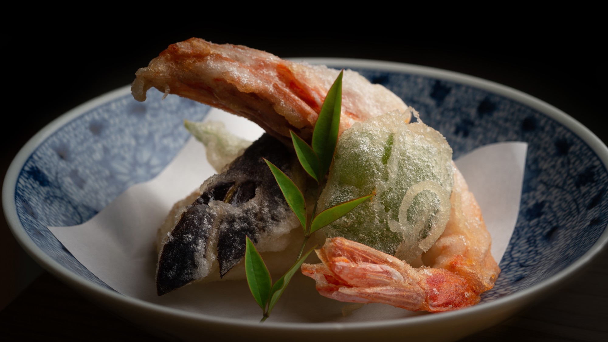 【夕食コース（一例）】　揚げ物　／　揚げたて天ぷら　※天ぷらの衣は米粉を用いて グルテンフリー