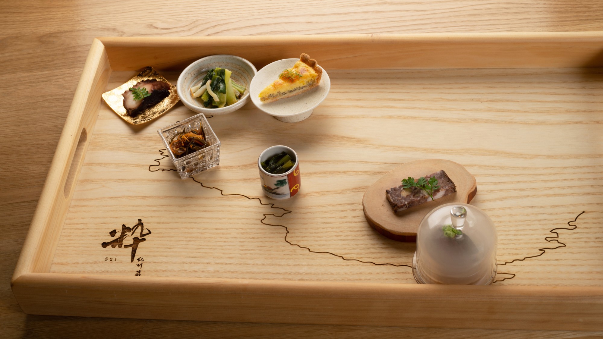 【夕食料理（一例）】前菜料理　地産地消の産地が分かるように、オリジナルのプレートで提供