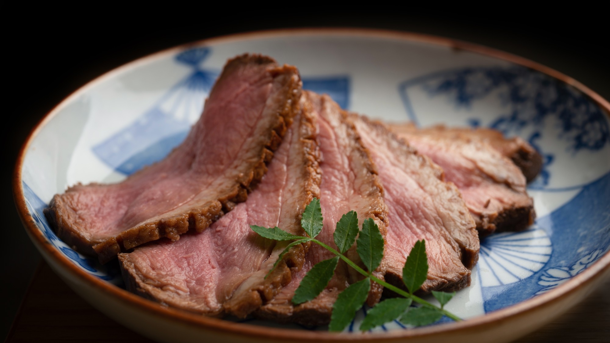 【夕食コース（一例）】　肉料理　／　〇〇豚のロースト　※オーナーが経営、調理している飲食店での夕食