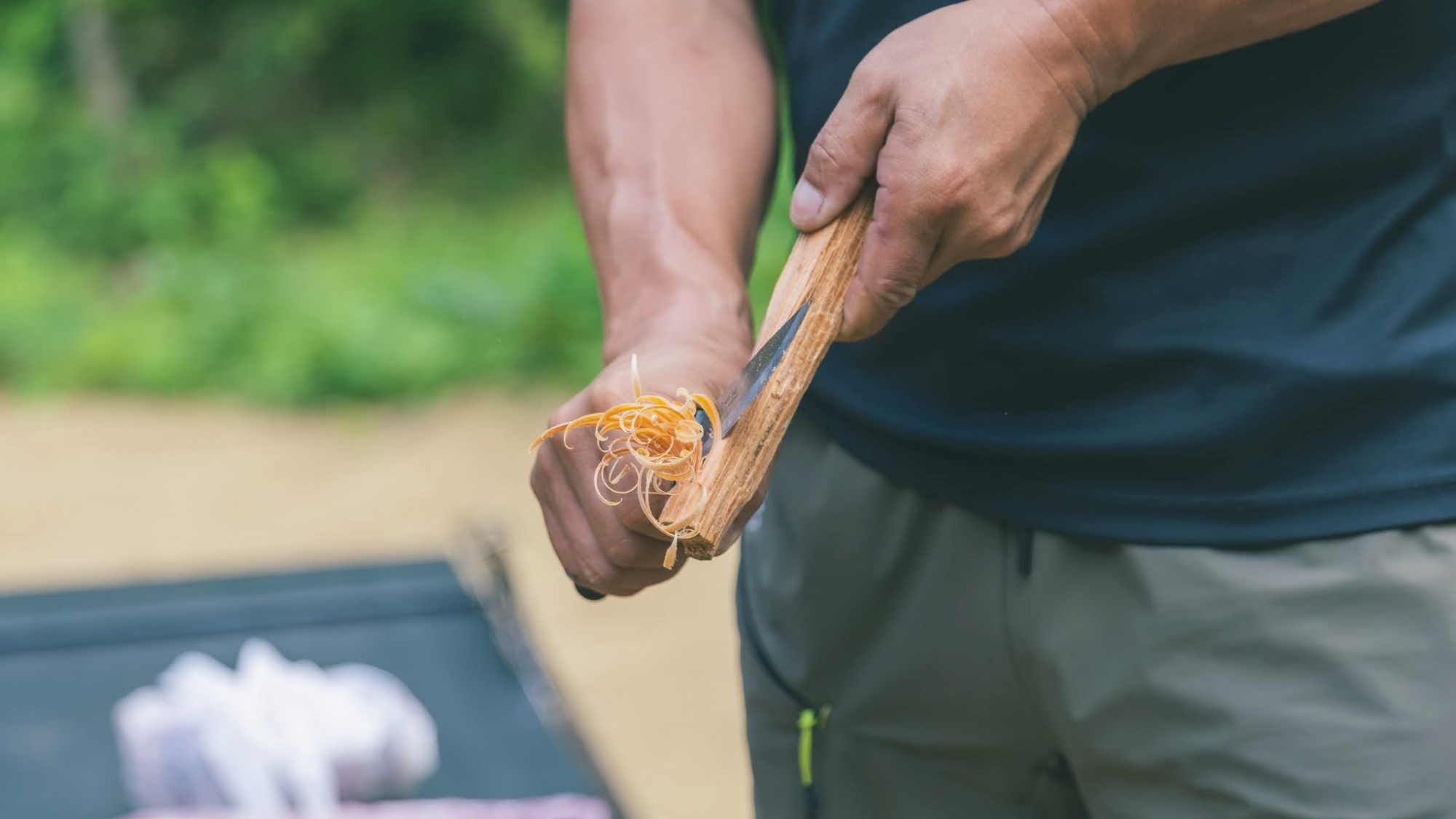 *BBQ／フェザースティックづくり。火種が付きやすいよう薄く削ります。