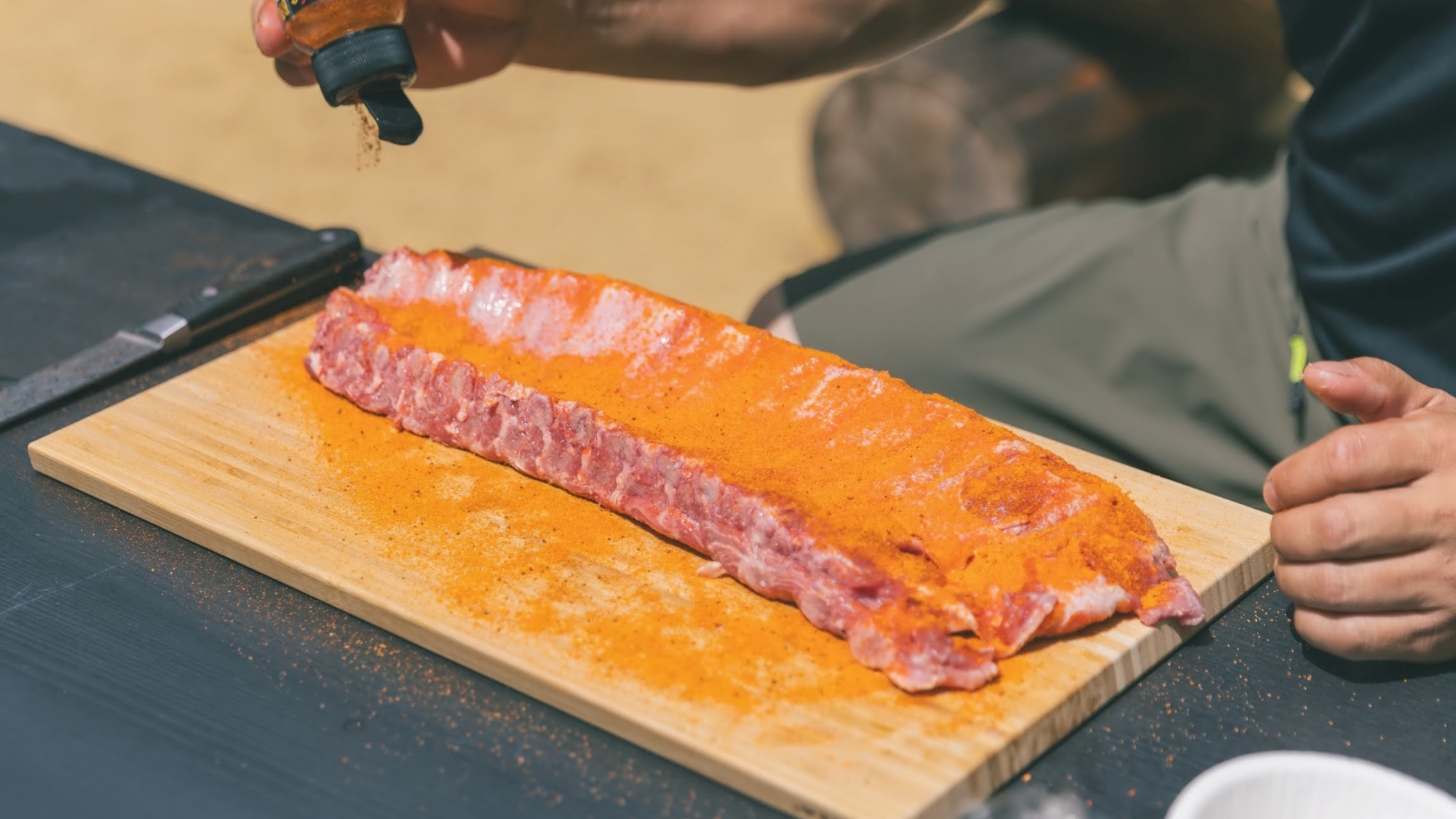 *BBQ一例／骨付き肉を豪快にブロックでグリル！バーベキューの醍醐味です。