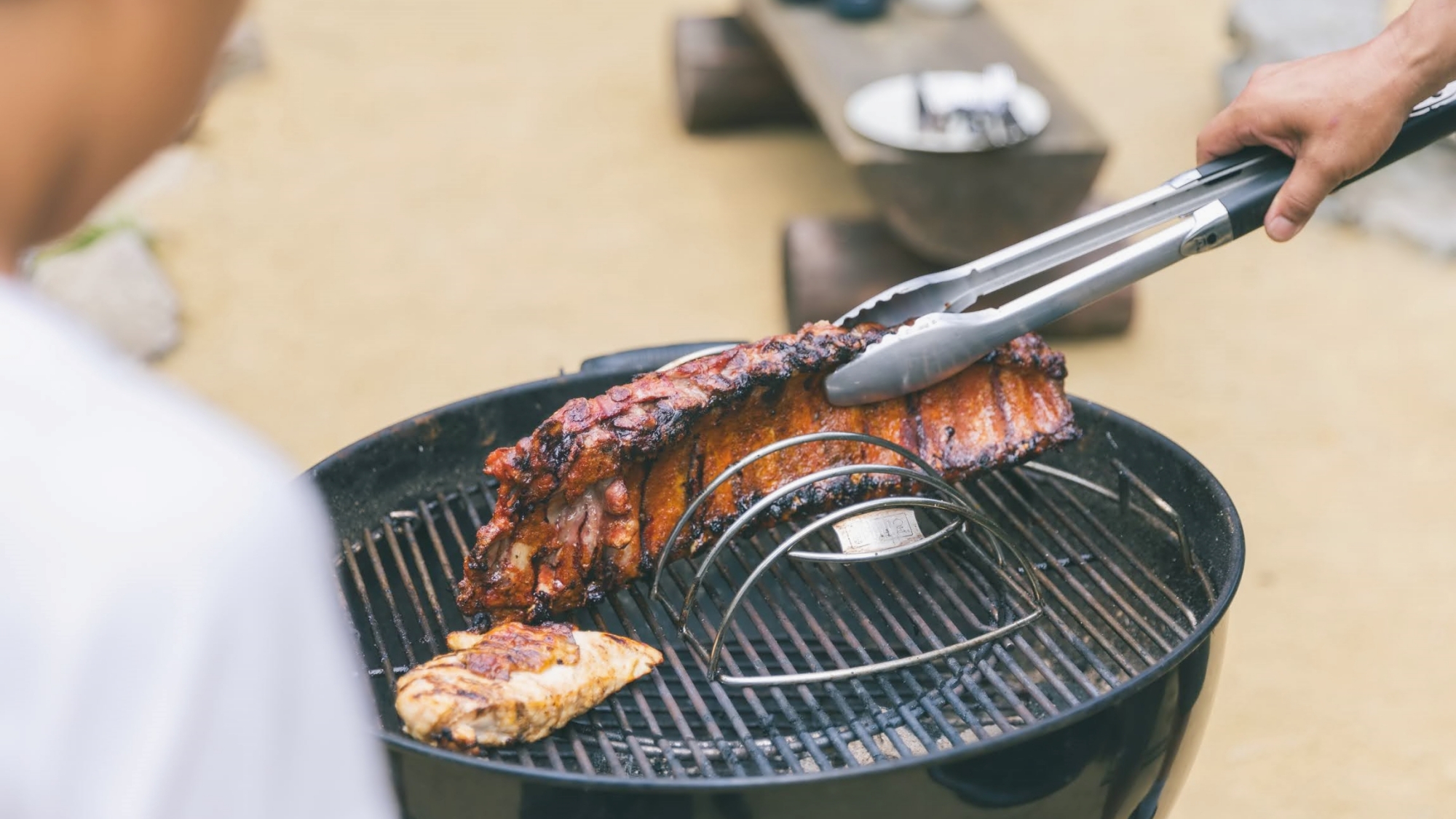 *BBQ一例／骨付き肉を豪快にブロックでグリル！バーベキューの醍醐味です。