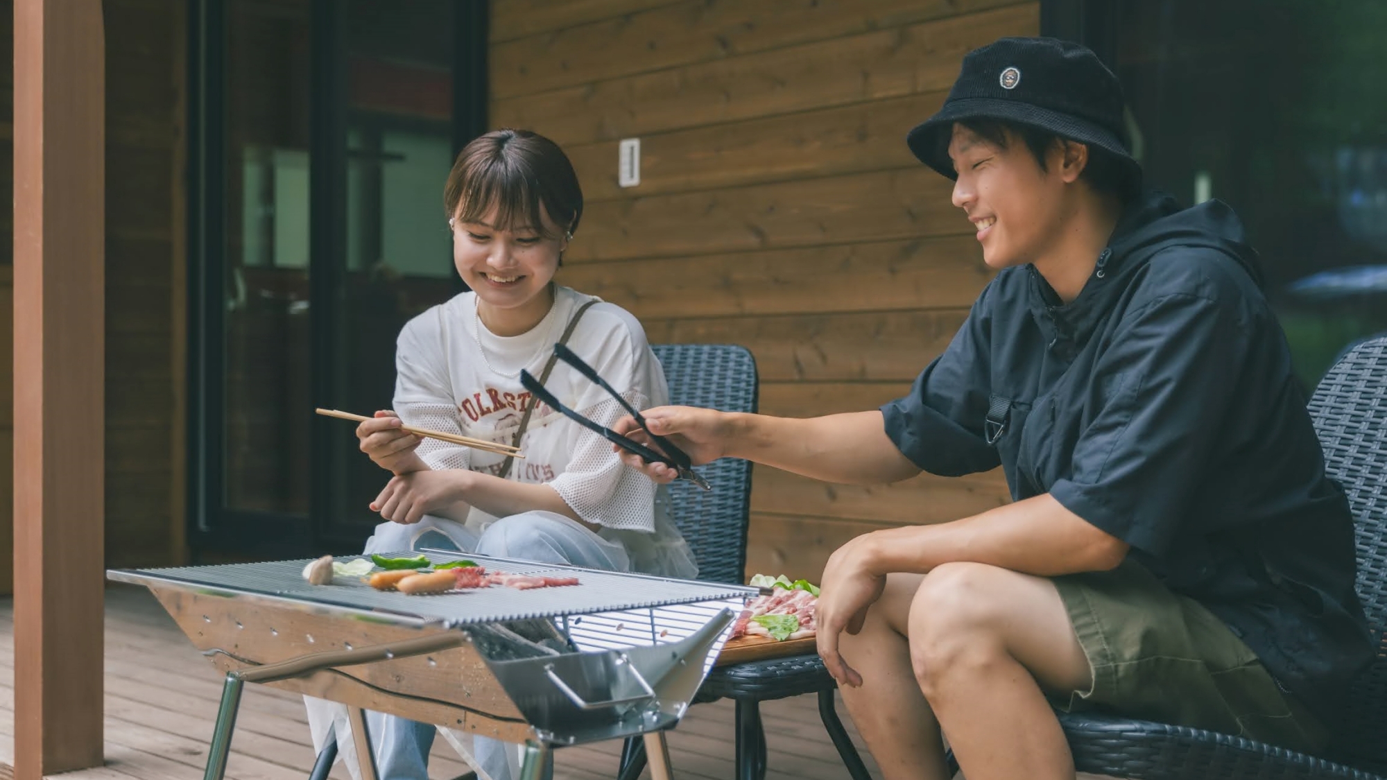 *滞在イメージ（ご夫婦・カップル）／テラスでBBQ！野外でのお食事は普段と違ってワクワクします！