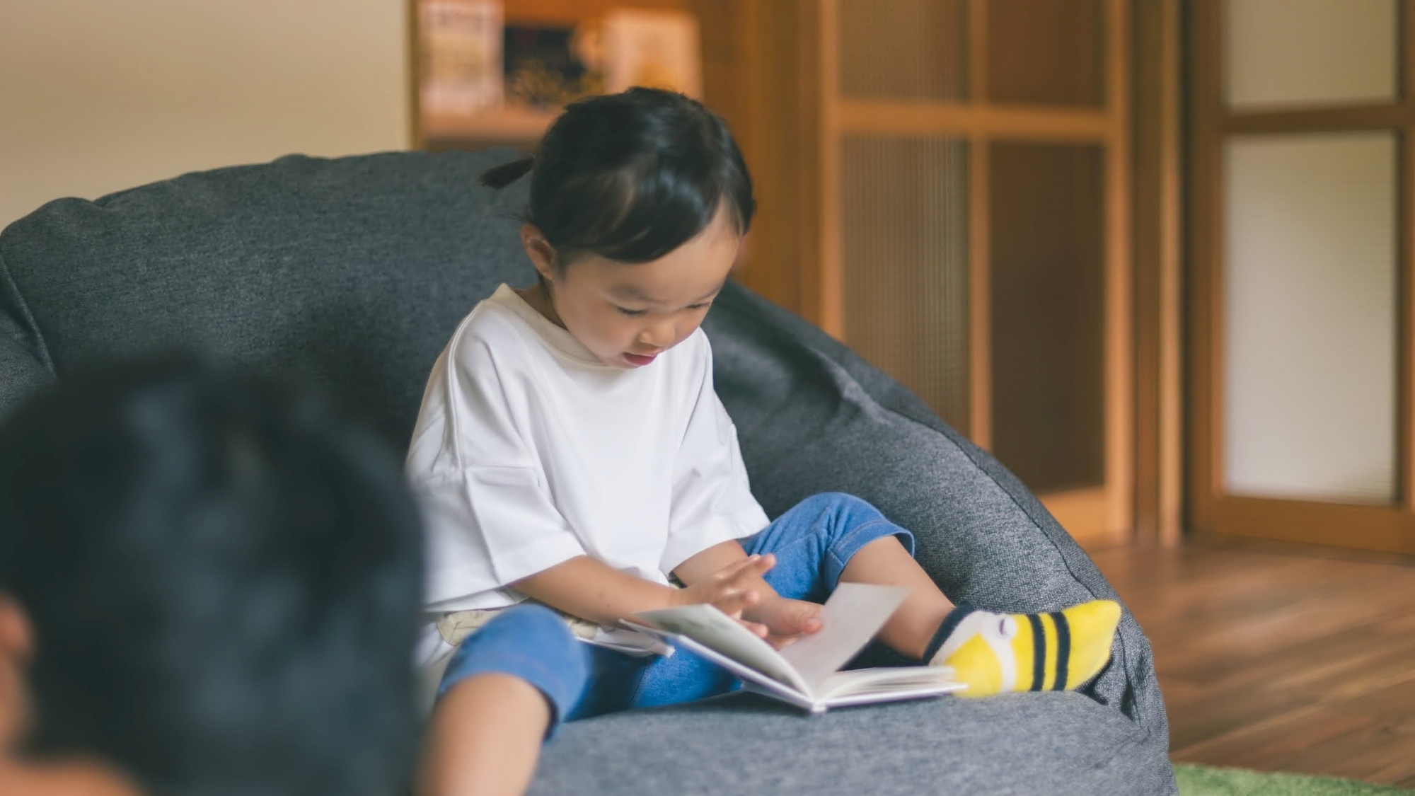 *滞在イメージ（ファミリー）／思い思いの場所で読書に集中。