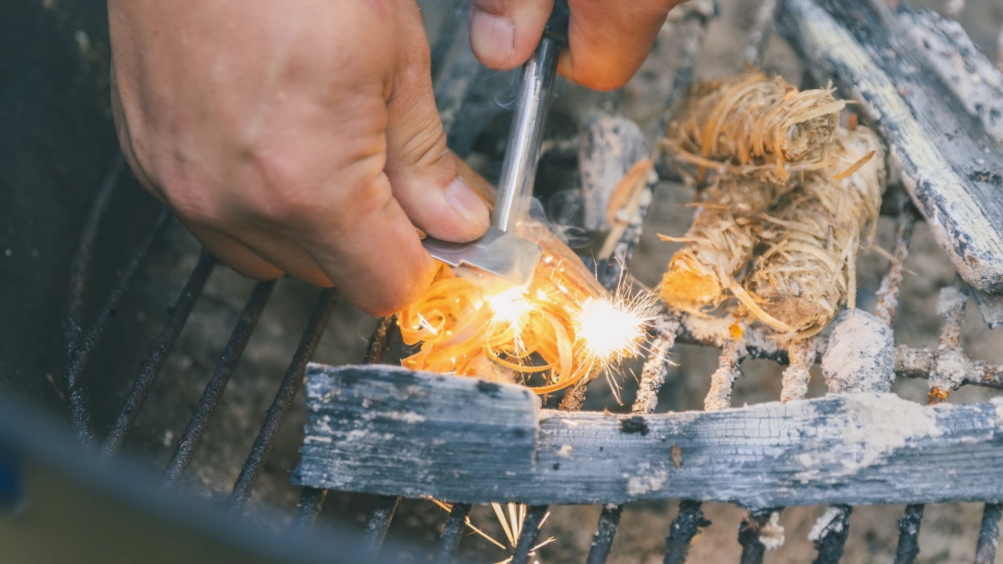 *BBQ／ファイヤースターターを使って火起こし体験