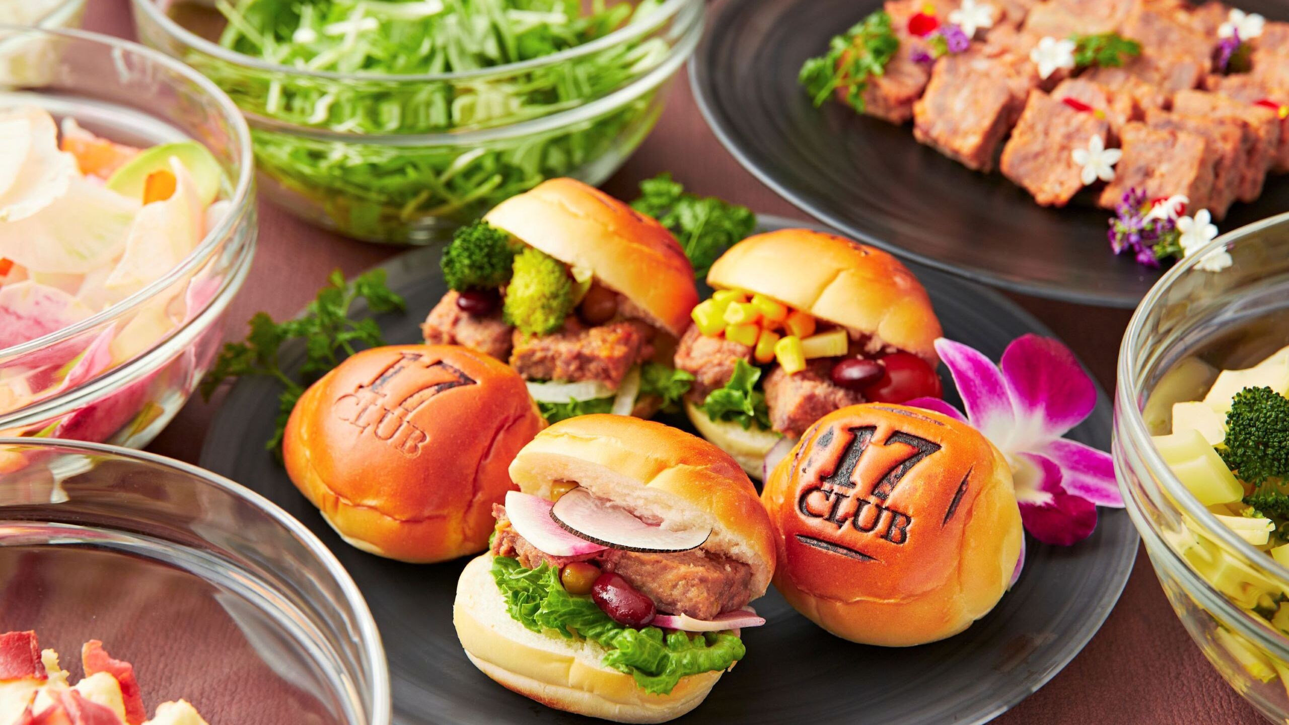 神戸牛と国産豚のパティのオープンサンド/2階