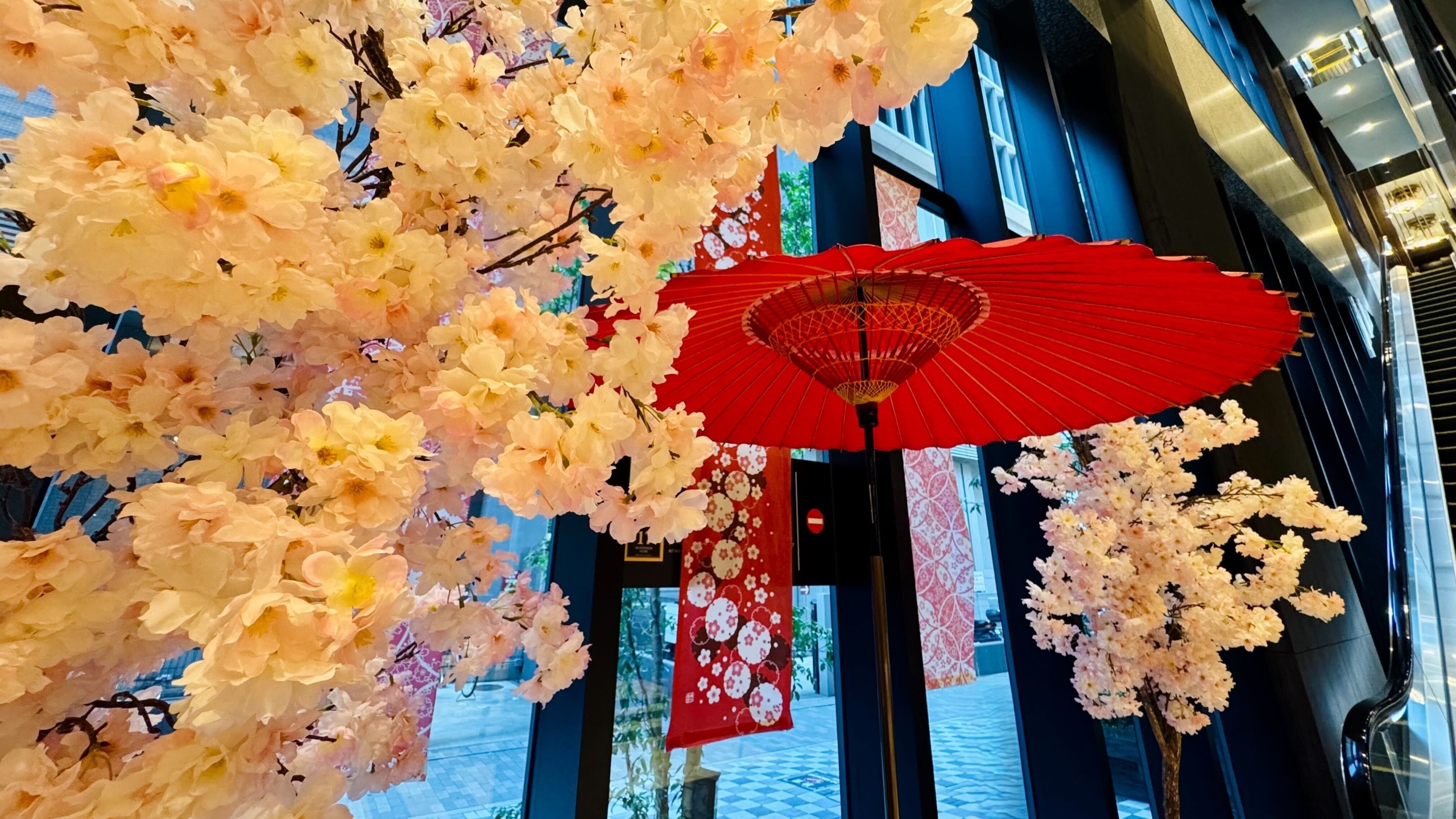 桜のやわらかな世界観に、ひなまつりの彩りをさりげなくプラスしています