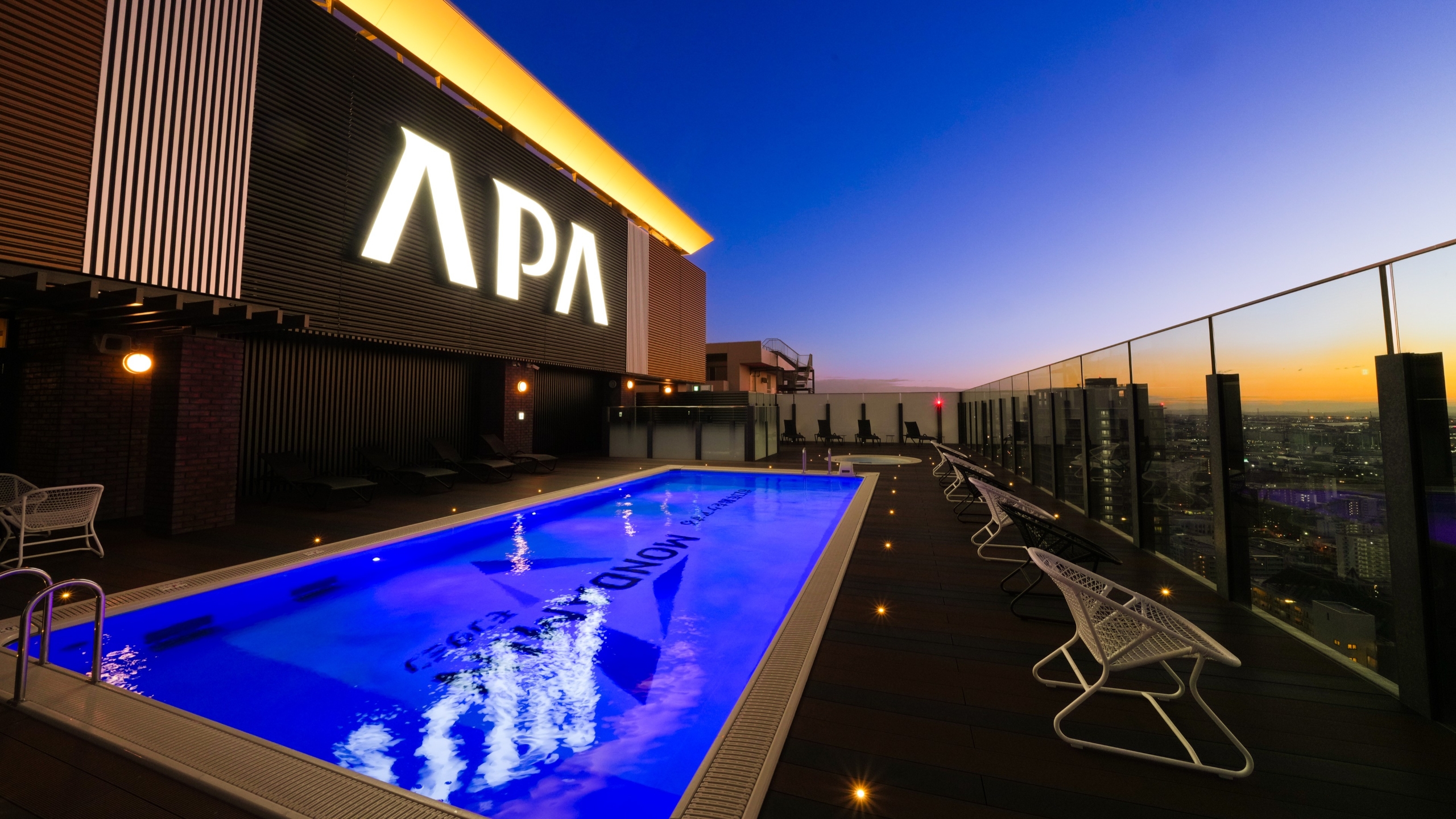 遊泳は夏季限定です（有料）/40階