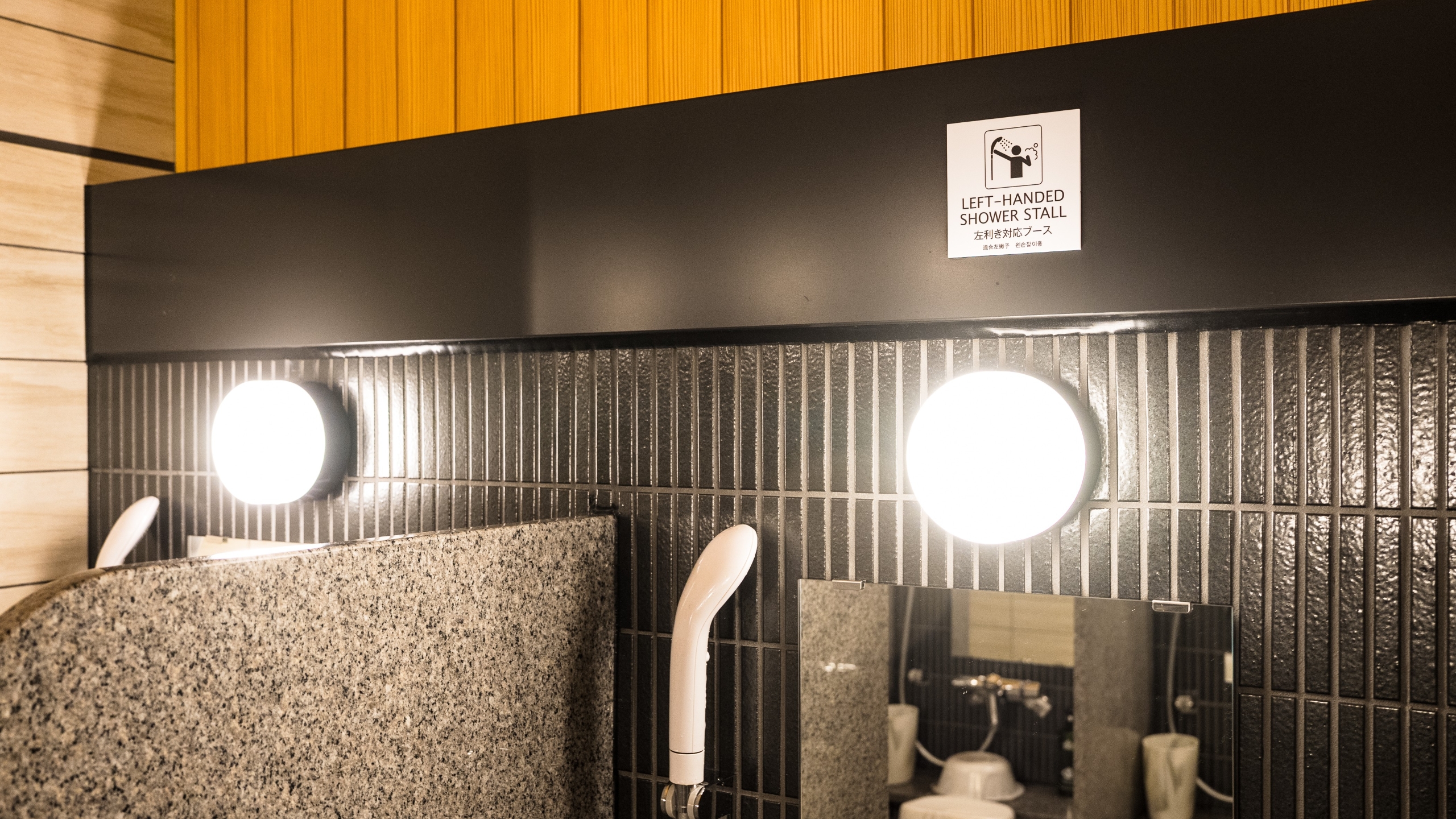 洗い場のシャワーフックを左側に設置した『左利き対応ブース』もご用意しております