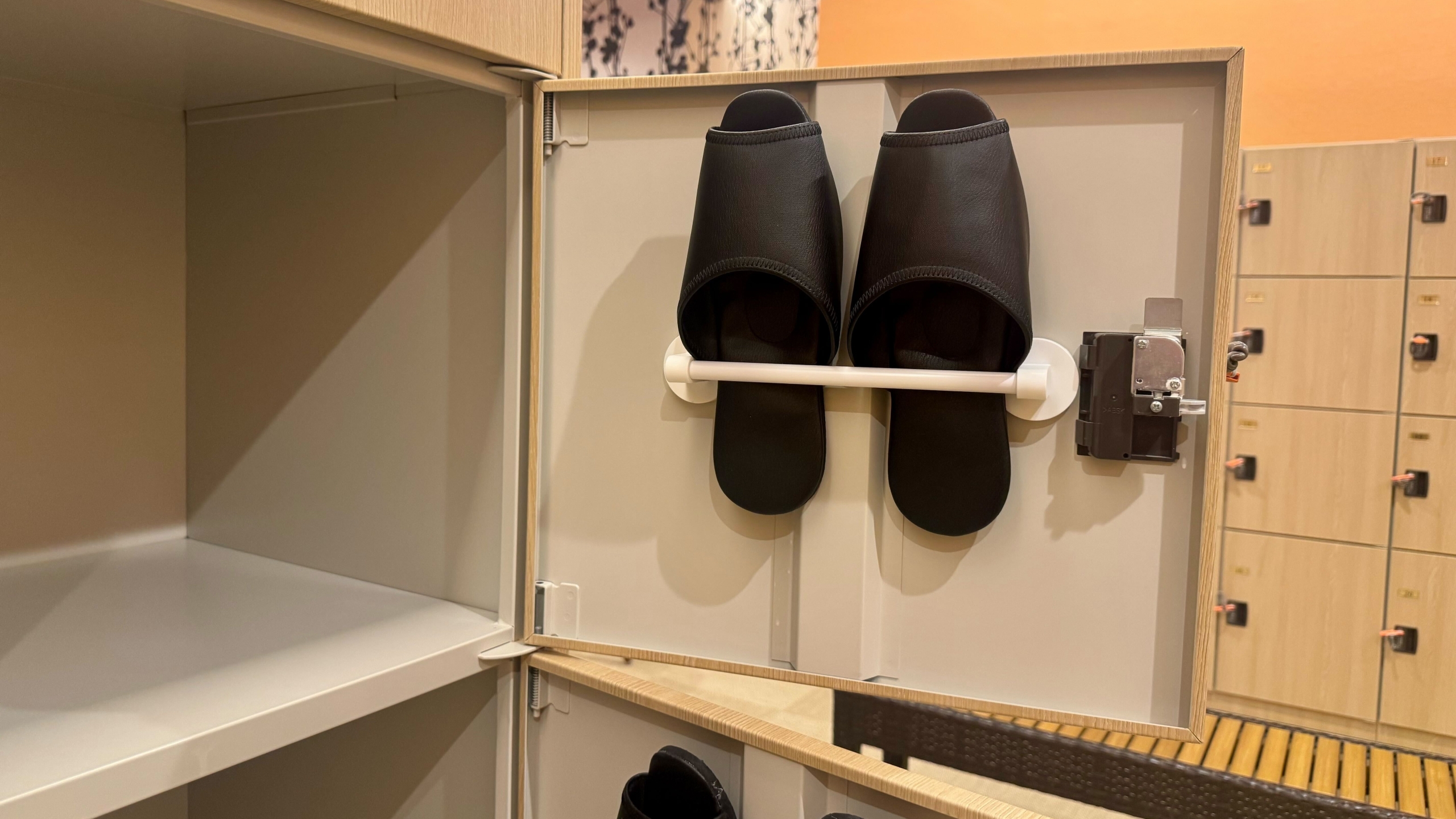 脱衣所ロッカー内スリッパ掛け