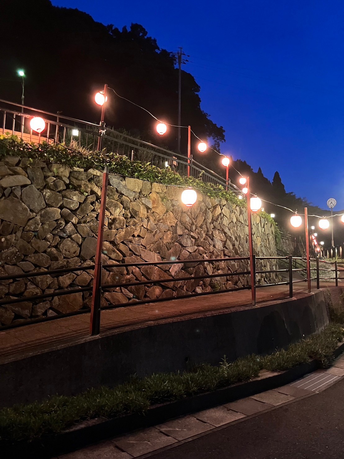 温泉街の夜景