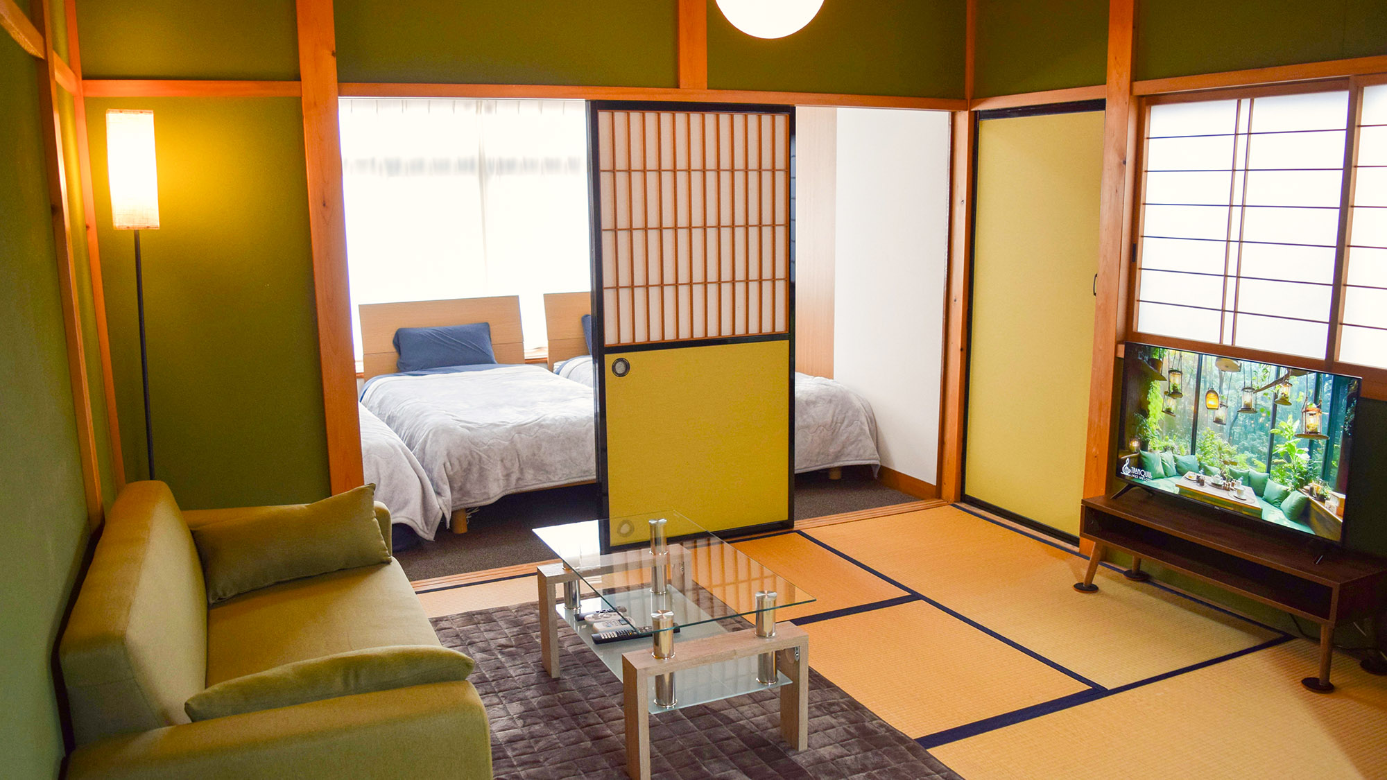 ・【2階リビング】畳のホッとする空間。ゆとりのあるソファに座ってTV鑑賞をお楽しみいただけます