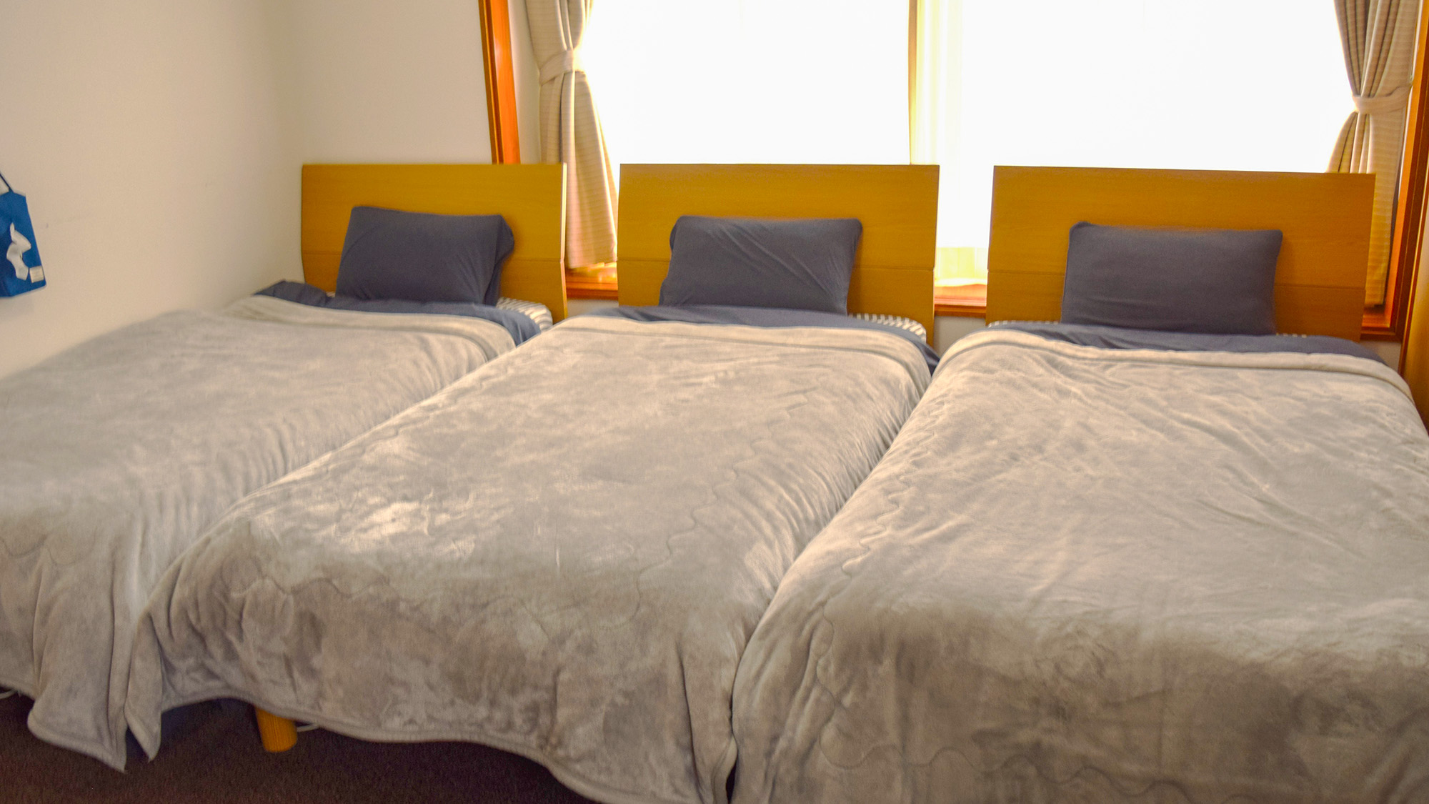 ・【2階寝室】1階2階合わせてシングルベッドが6台ございます。レイアウトは変更可能です