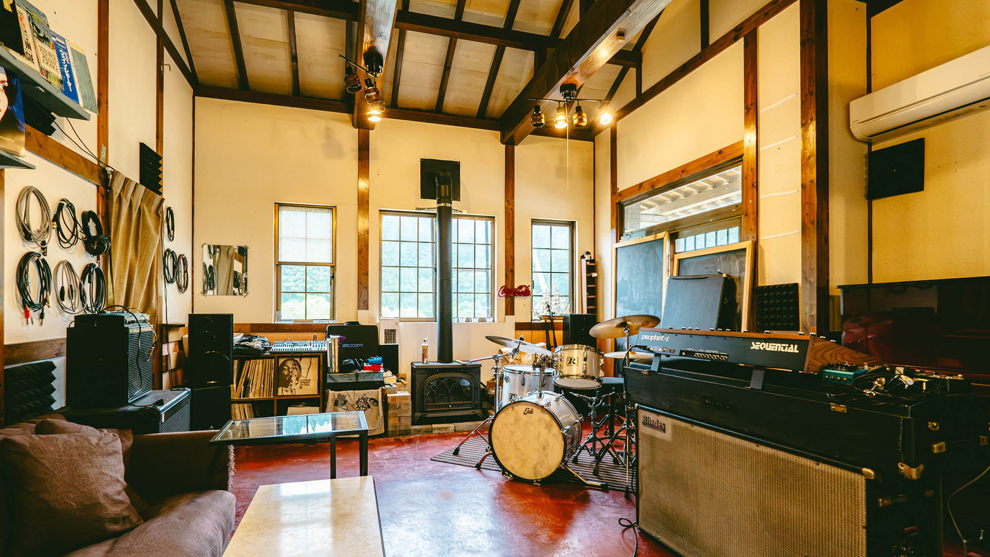 ・【食堂兼スタジオ】ドラム、ピアノ、アンプ2台、ミキサー1台がございます