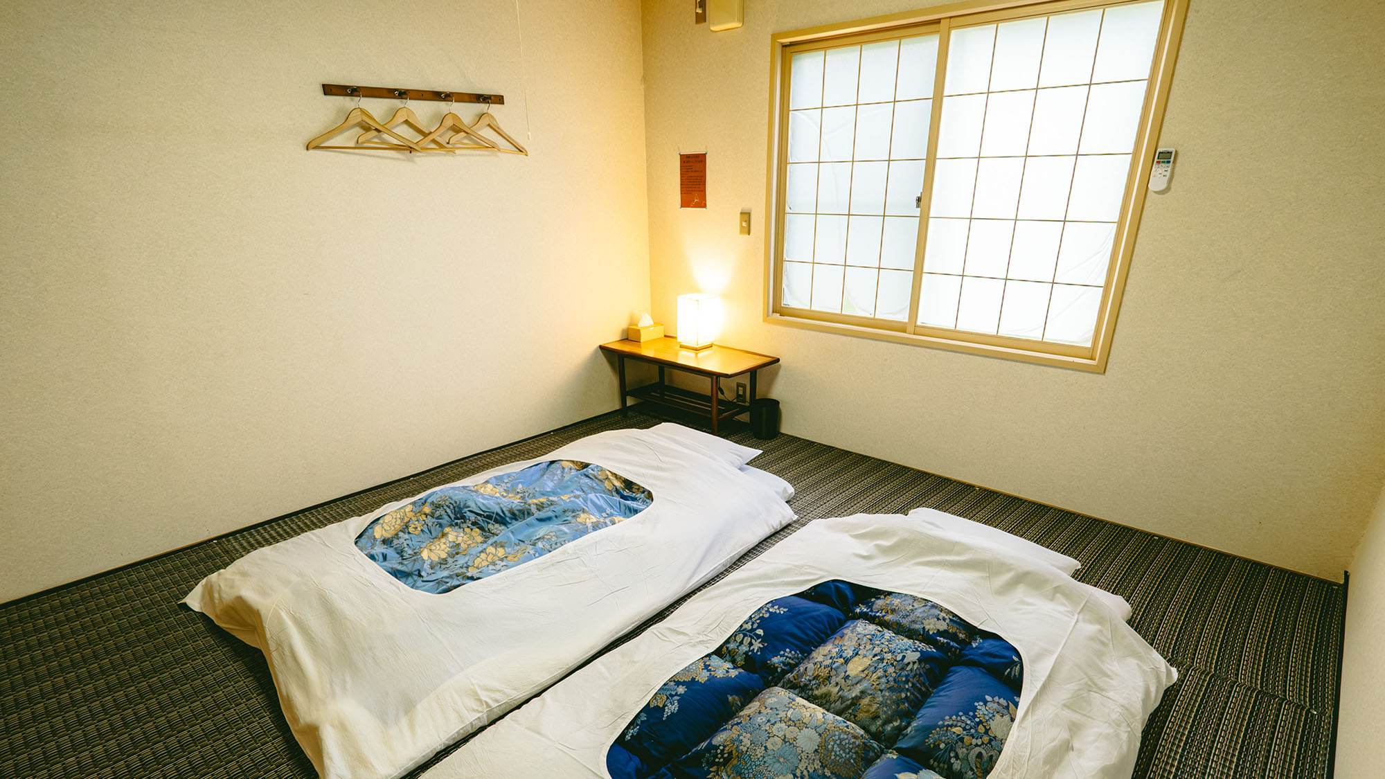 ・【寝室】明るくゆとりのあるお部屋です。ベッドより布団派という方にぴったりです