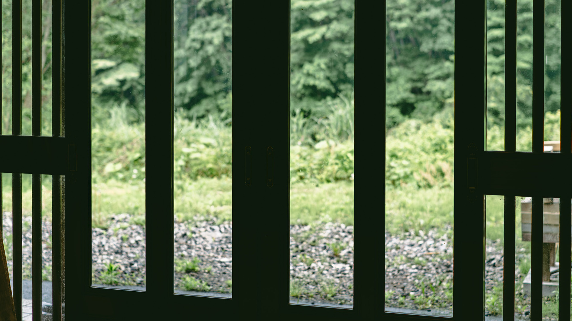 ・【玄関】やくらいの自然に囲まれ身も心もリフレッシュ！ごゆっくりお過ごしください