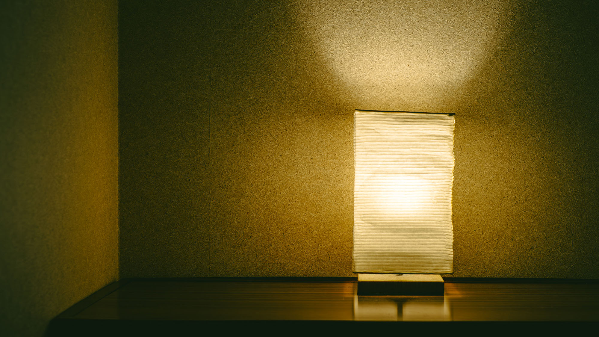 ・【寝室】優しい明かりが灯る間接照明も完備。のんびり過ごしてほっこり心も癒されます