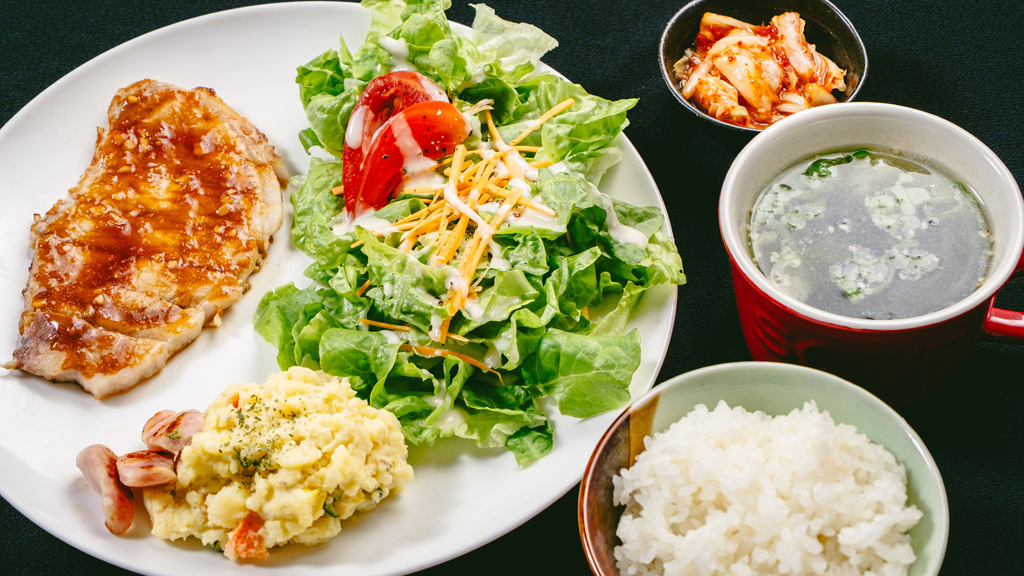 ・【夕食一例】地元食材おだしまポークと季節野菜の付け合わせ。美味しい白ご飯がもりもり進みます