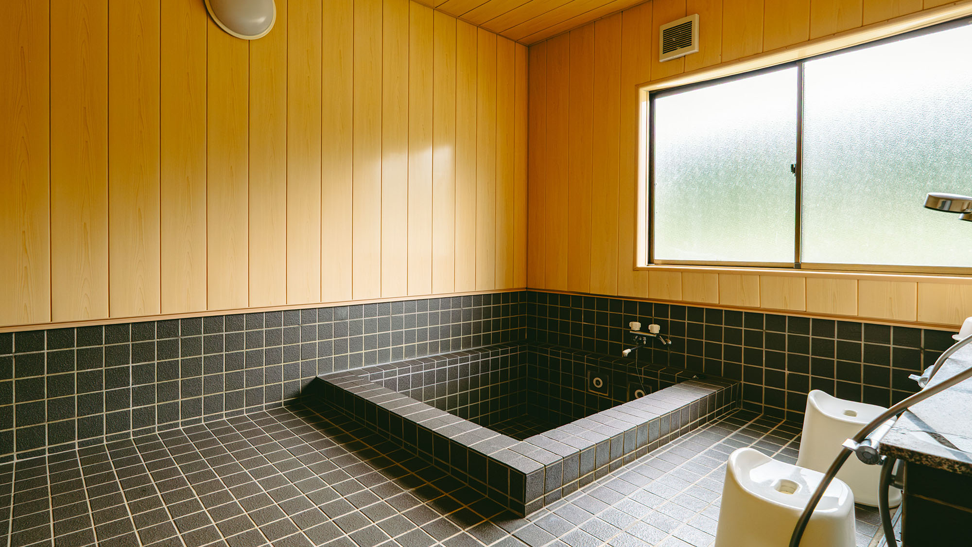 ・【大浴場】シャンプーやボディソープも完備。持参の必要はございません