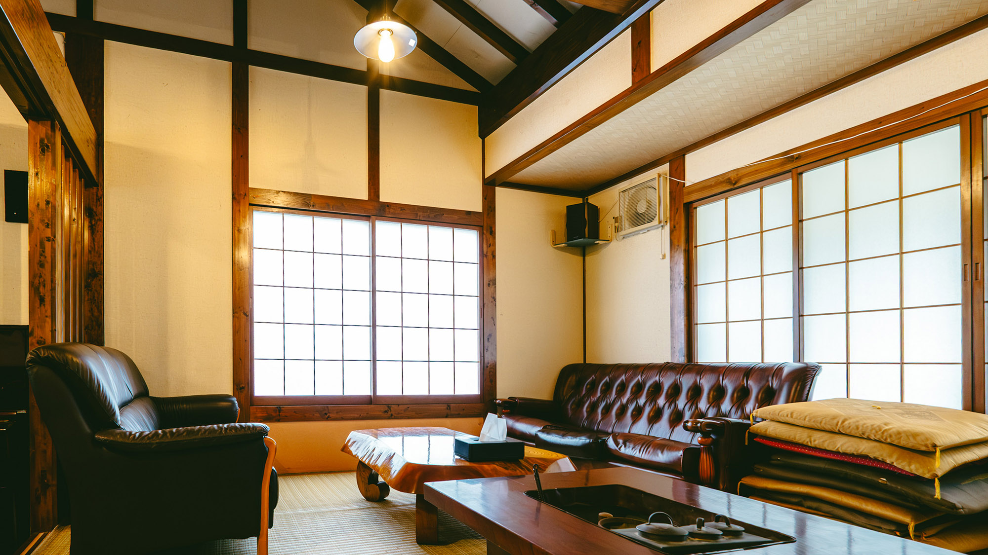 ・【食堂】天井が高く解放感のある空間です。ご家族やグループで楽しくお食事ができます