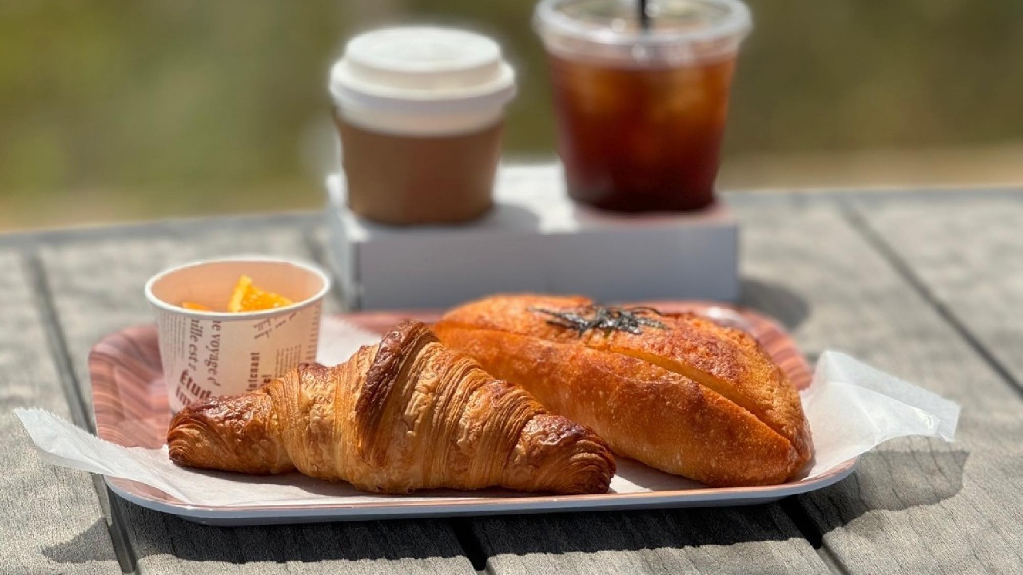 朝食：ベーカリーカフェ「D.D.ベーカリー」の焼き立てパンとコーヒーのセット※現在休業中