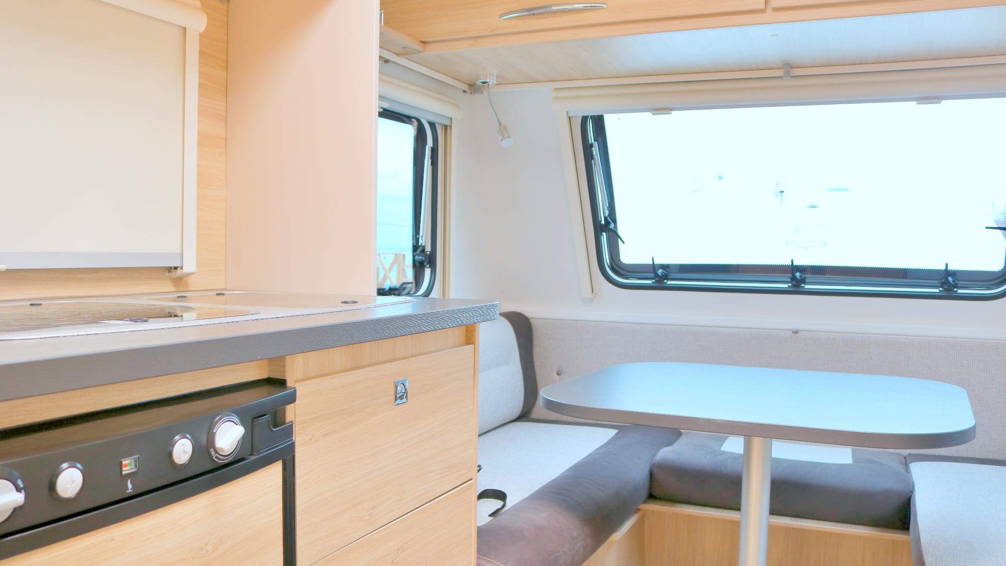 グランピングキャンプ：トレーラー