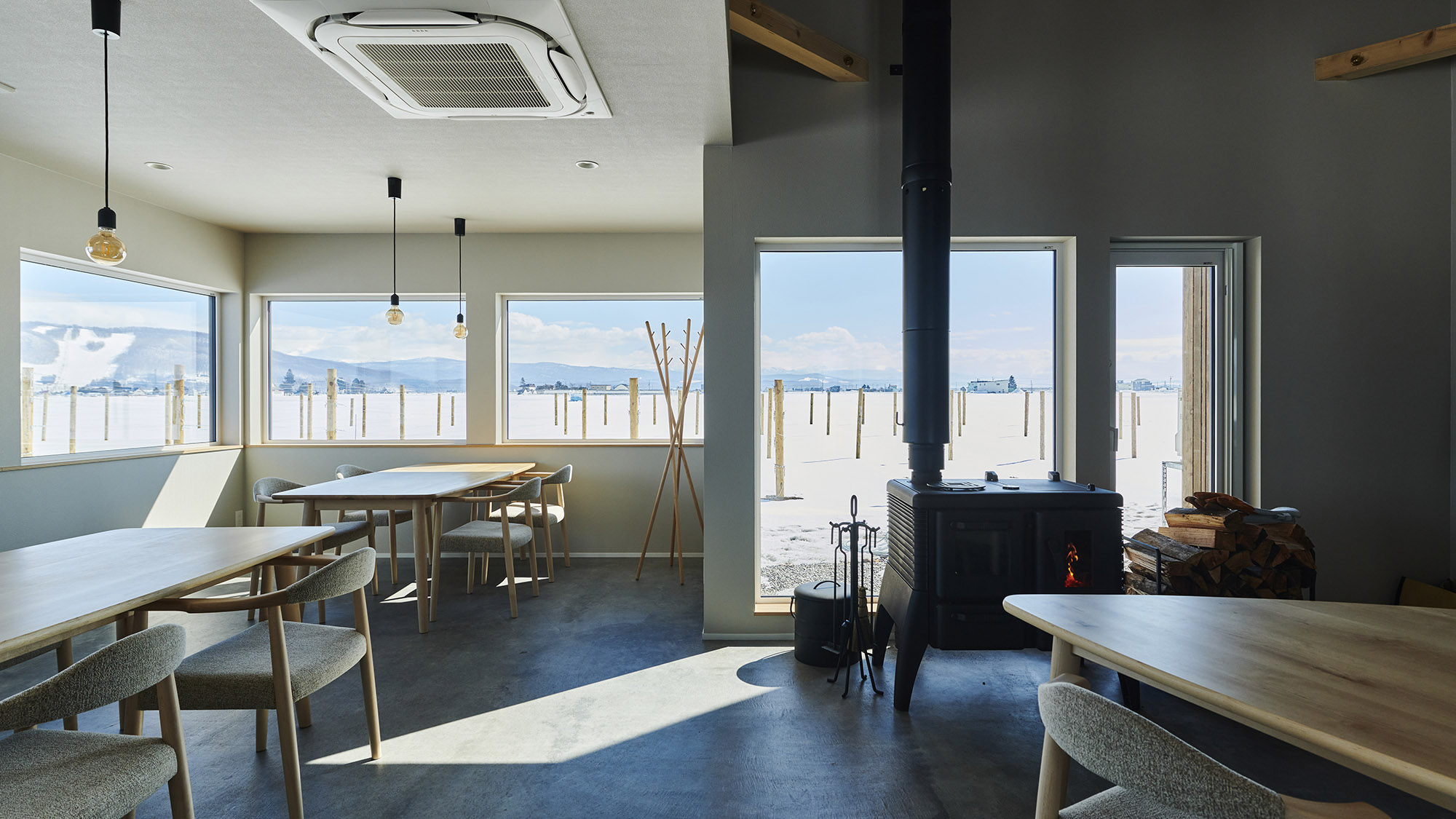 ・【レストラン】窓からの絶景と、木の温もりを感じる家具が調和する心地よい空間