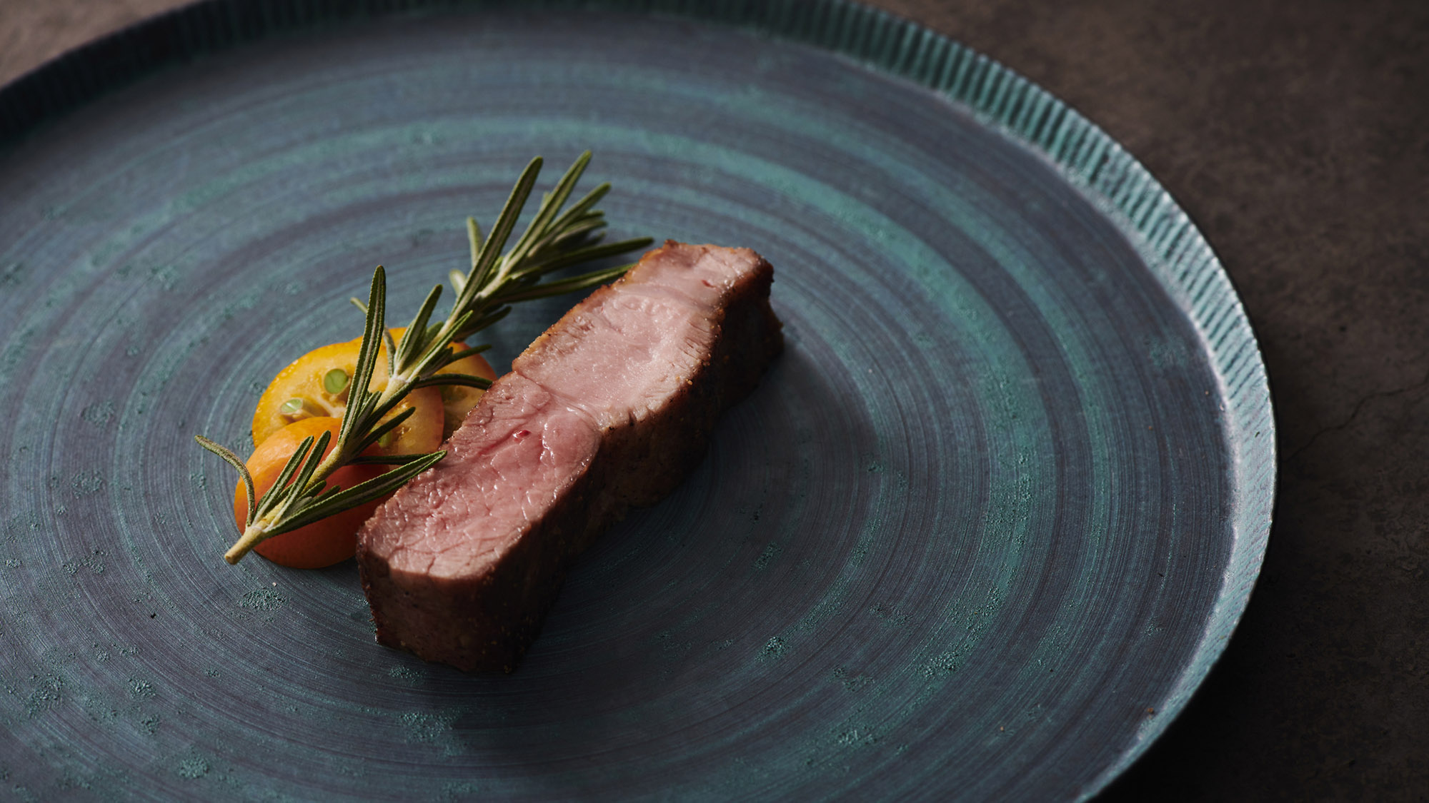 ・【夕食一例】上質なお肉をシンプルに仕上げた一皿。素材の旨味をご堪能ください