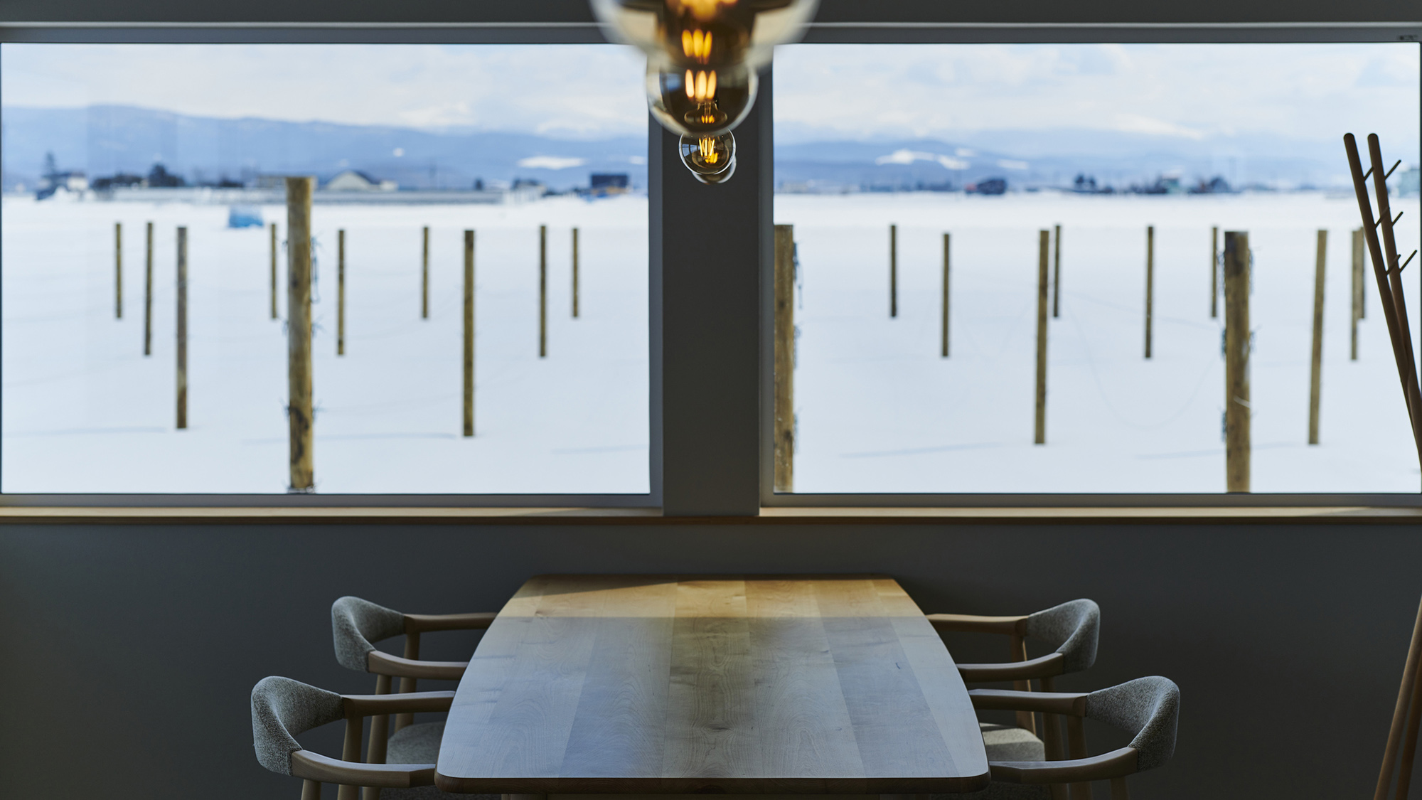 ・【レストラン】窓の外に広がる雄大な東川の景色を眺めながらお食事をお楽しみください