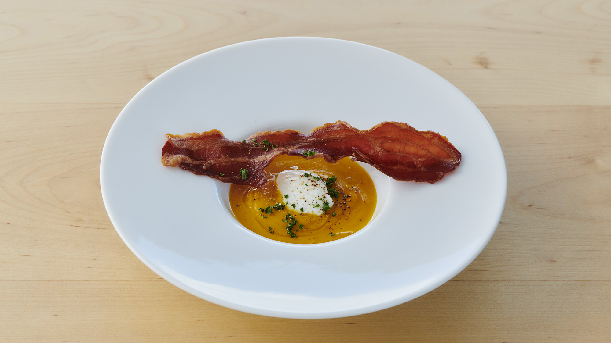 ・【夕食一例】やさしい甘さを引き出した人参のポタージュ。ベーコンの塩味が絶妙なアクセントに