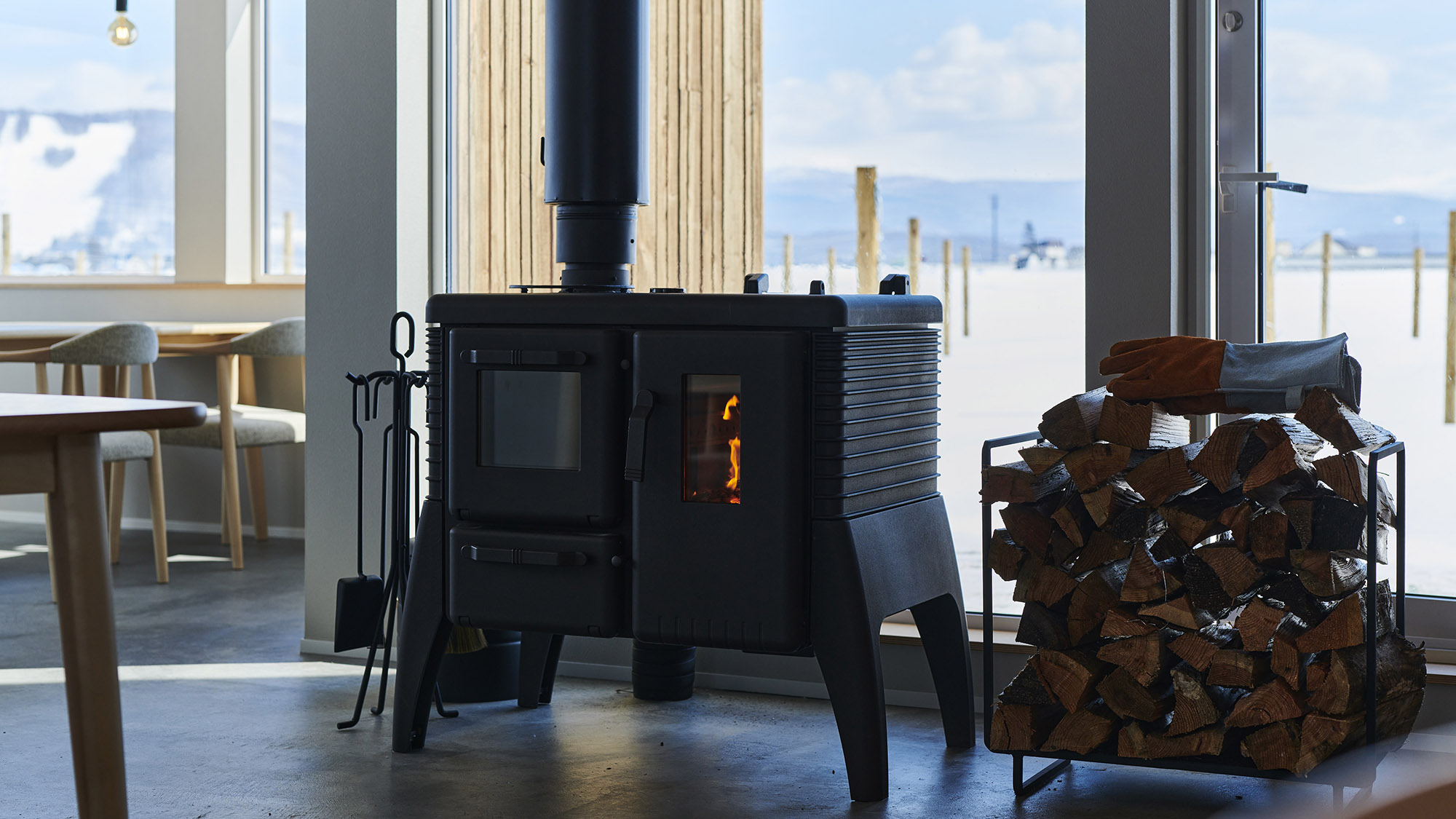 ・【レストラン】自然なあたたかさが魅力の薪ストーブ。揺らめく炎が空間に癒しをもたらします