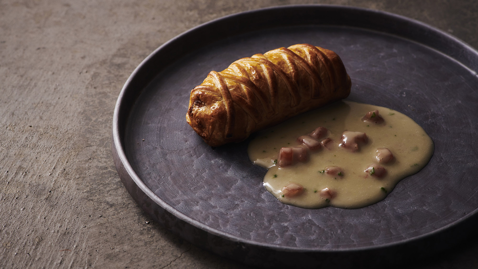 ・【夕食一例】旨味を閉じ込めた、タラバガニのパイ包み焼き。濃厚なソースとともにお楽しみください