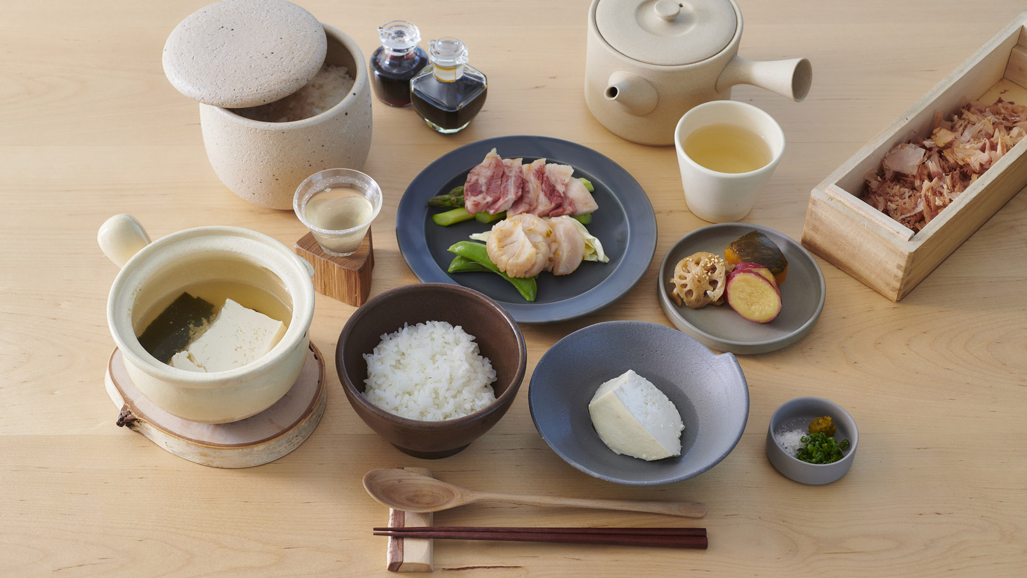 ・【朝食一例】東川のおいしい水で作られた豆腐を湯豆腐で。目覚めたばかりの体に優しい和朝食